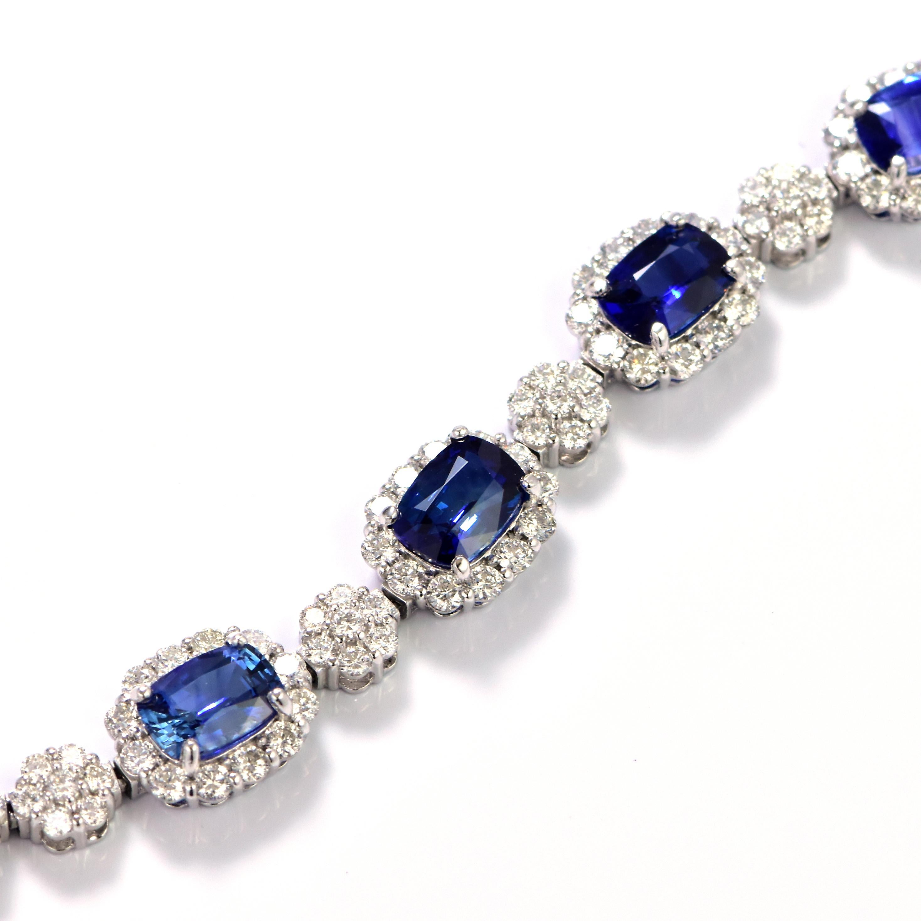27.78 Carat Natural Ceylon Sapphires and Diamonds Necklace Made in Platinum For Sale 6