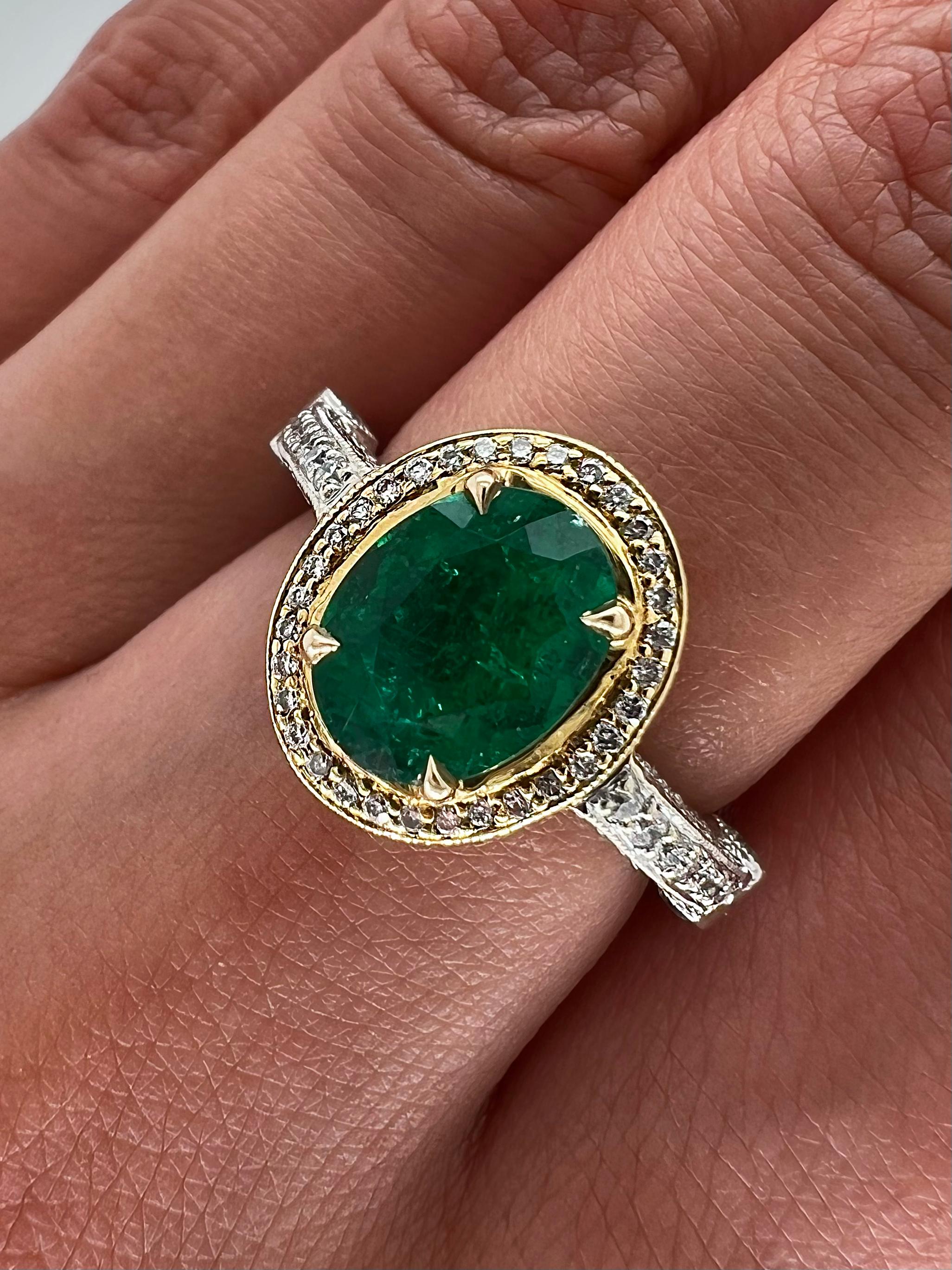 2.77 Total Carat Green Emerald and Diamond Ladies Ring In New Condition For Sale In New York, NY