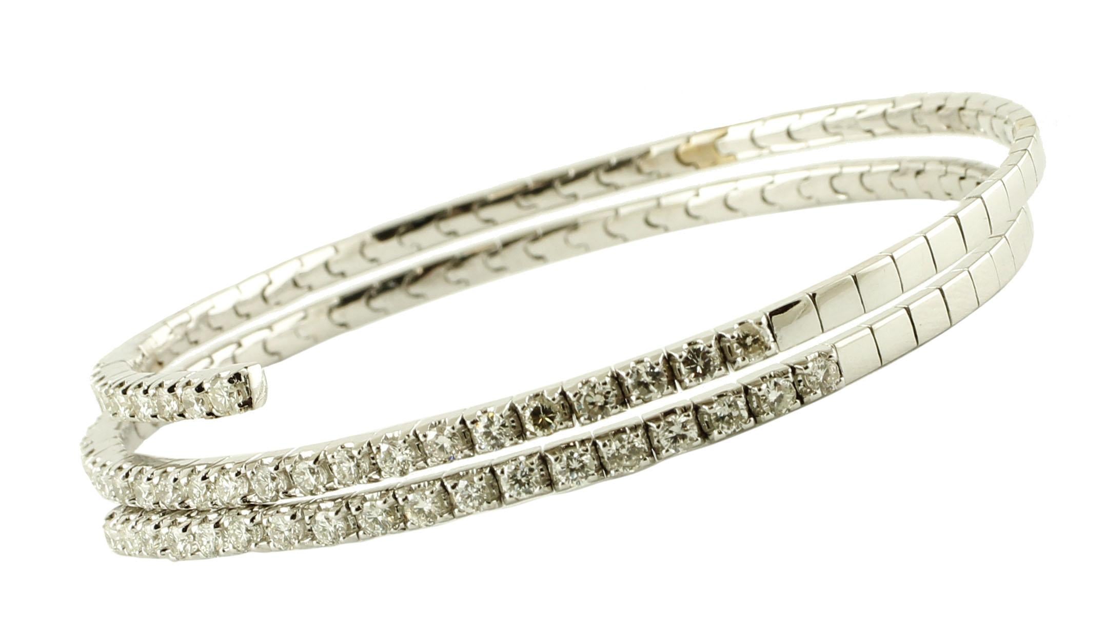 Elegant and fine 18k white gold bracelet mounted with 2.77ct of 60 beautiful diamonds, round cut, F color, clarity VS1.
This bracelet is totally handmade by Italian master goldsmiths
Total weight 16.5 g
internal diameter around 6 cm
RF ++ CGUC

For