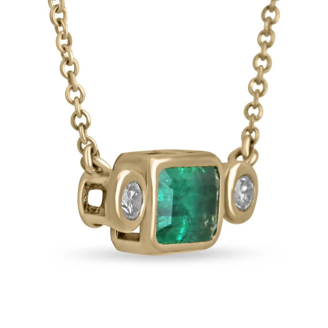 Un moderno y elegante collar de bisel de esmeraldas y diamantes de tres piedras. Este precioso collar tiene una vibrante y lustrosa esmeralda natural extraída de la tierra y engastada en bisel de Este a Oeste. Grandes diamantes redondos brillantes