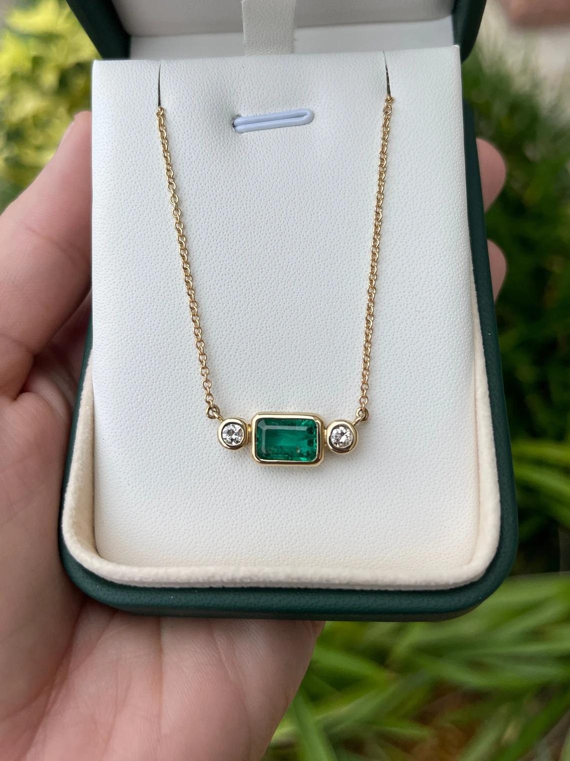 2.77tcw 14K 3 Piedras Bisel Corte Esmeralda Horizontal y Diamante Redondo Collac Modernista en venta