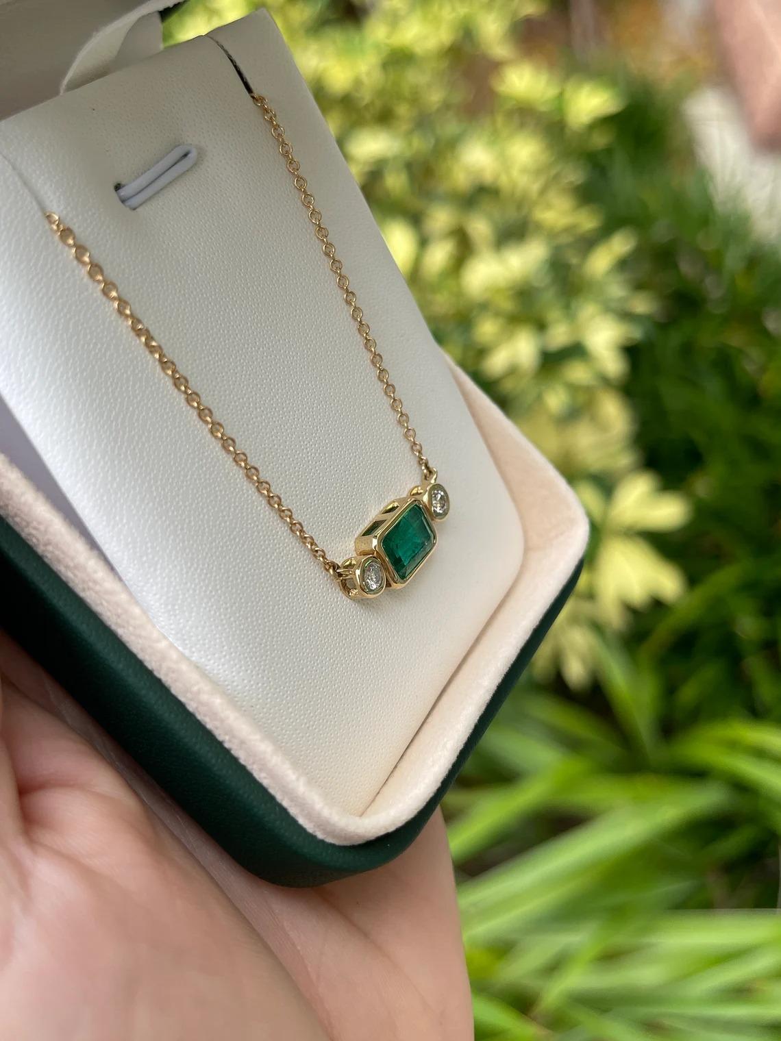 De las mujeres 2.77tcw 14K 3 Piedras Bisel Corte Esmeralda Horizontal y Diamante Redondo Collac en venta