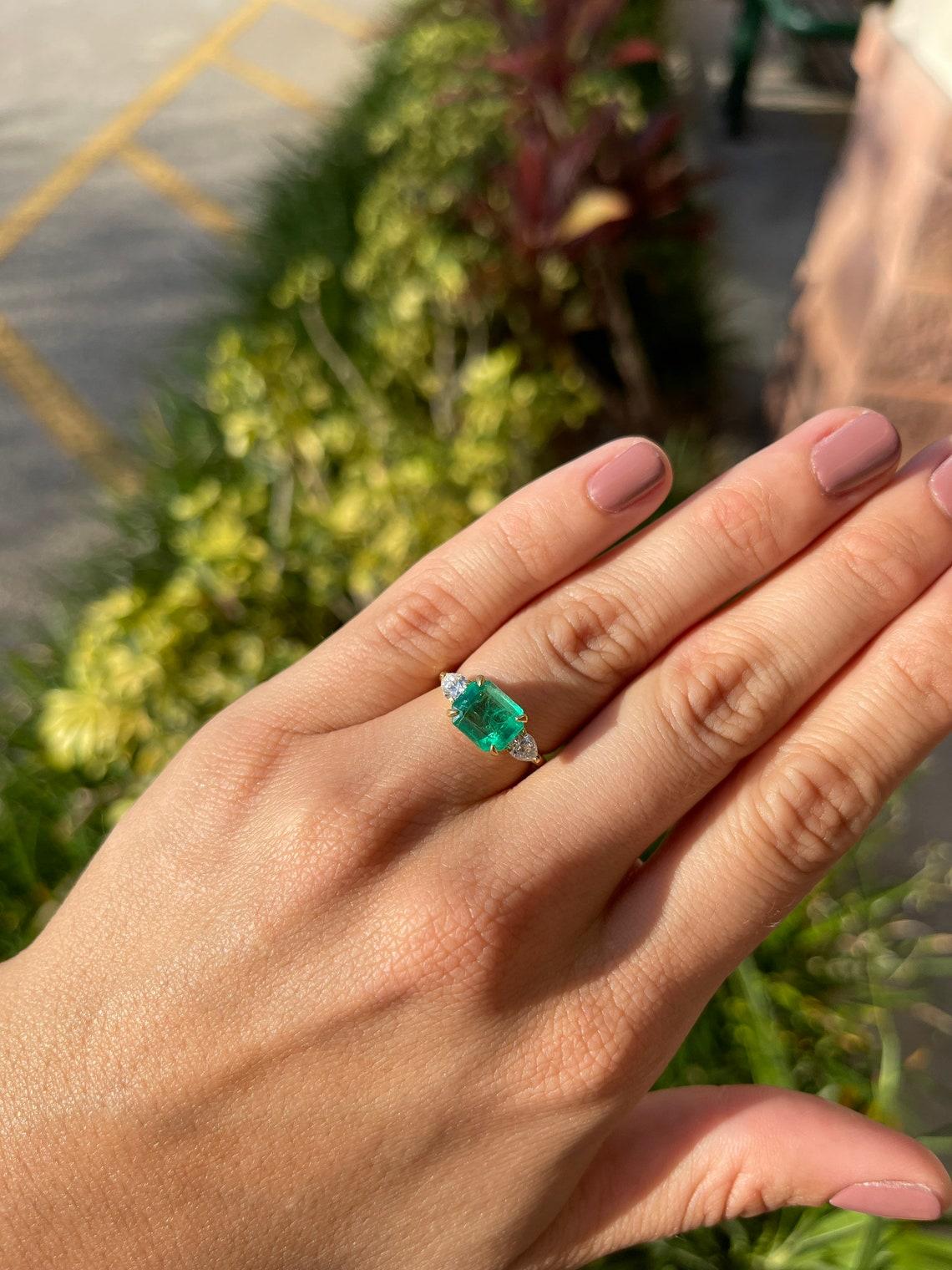 2.77tcw 18K Ring mit drei kolumbianischen Smaragden und Diamanten im Birnenschliff im Zustand „Neu“ im Angebot in Jupiter, FL