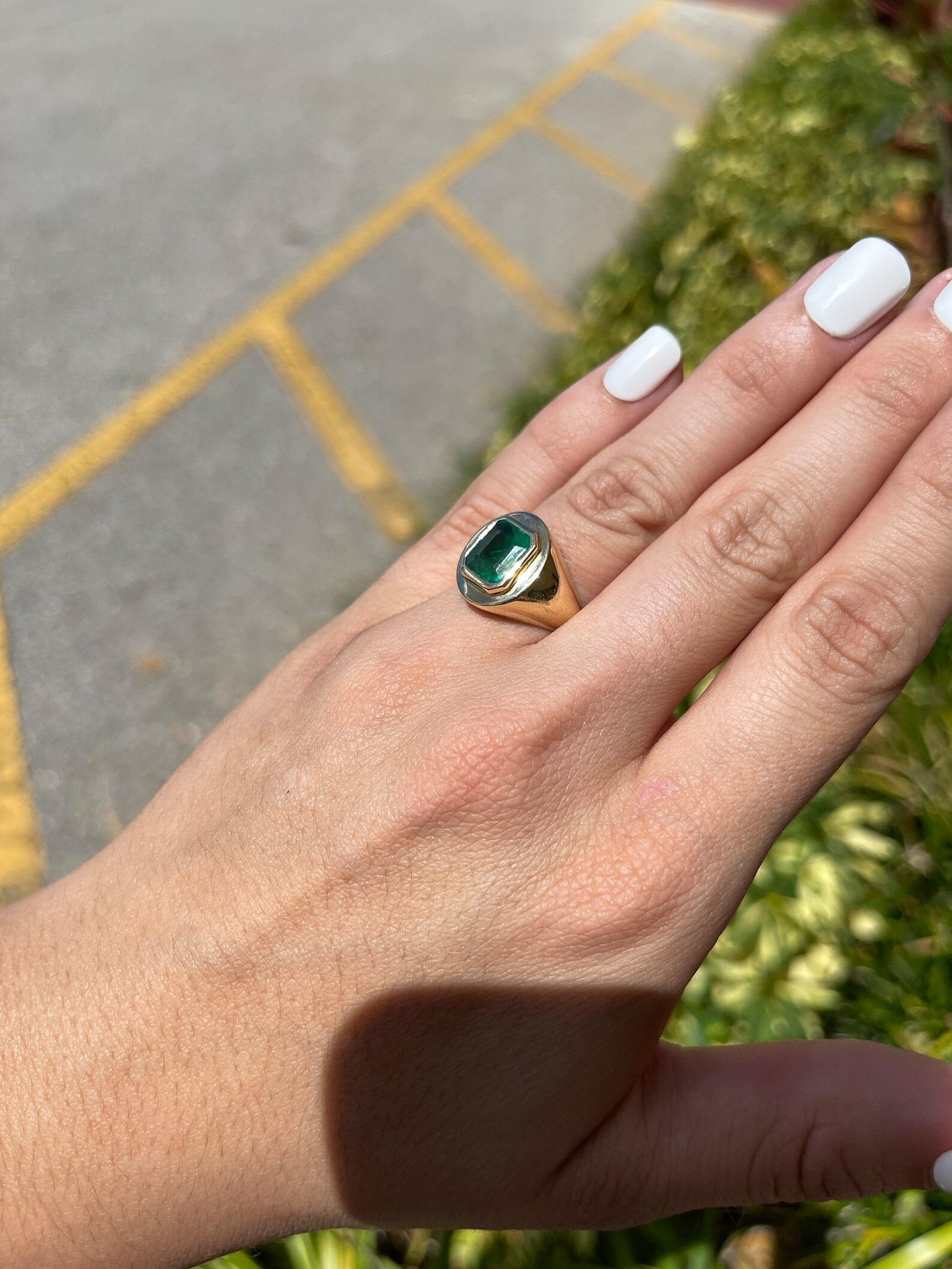2.78 Carat AAA Top Quality Vivid Green Solid Gold Men's Signet Ring 18K In New Condition In Jupiter, FL