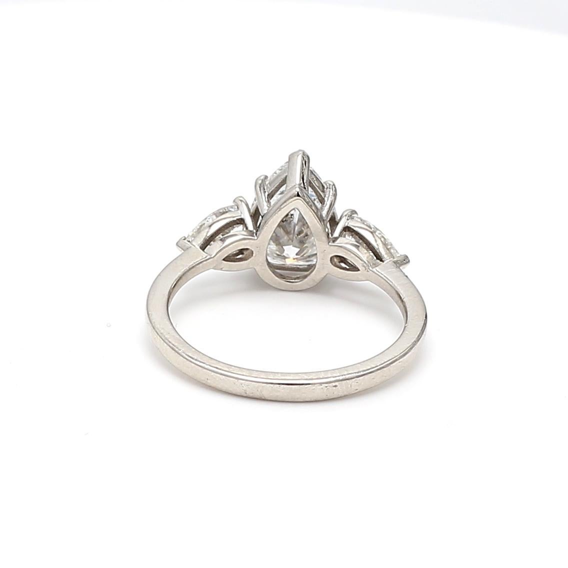 Anello di fidanzamento in platino con diamante da 2,78 carati a forma di pera D-I SI2-SI1 In condizioni buone in vendita a New York, NY