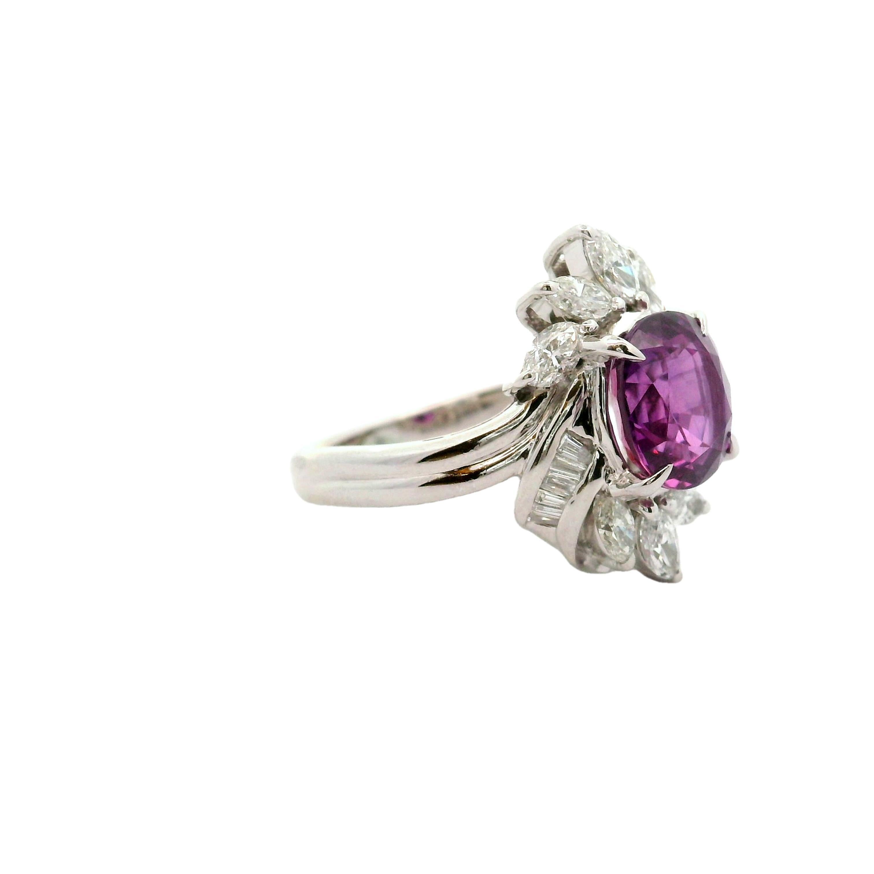 Ein auffälliger, zeitgenössischer Ring aus Platin mit einem extrem feinen Saphir von 2,78 Karat im Ovalschliff und einer intensiven, lebhaften rosa-violetten Farbe. Der leuchtende Farbton des Saphirs wird Ihre Blicke auf sich ziehen, wenn Sie seine