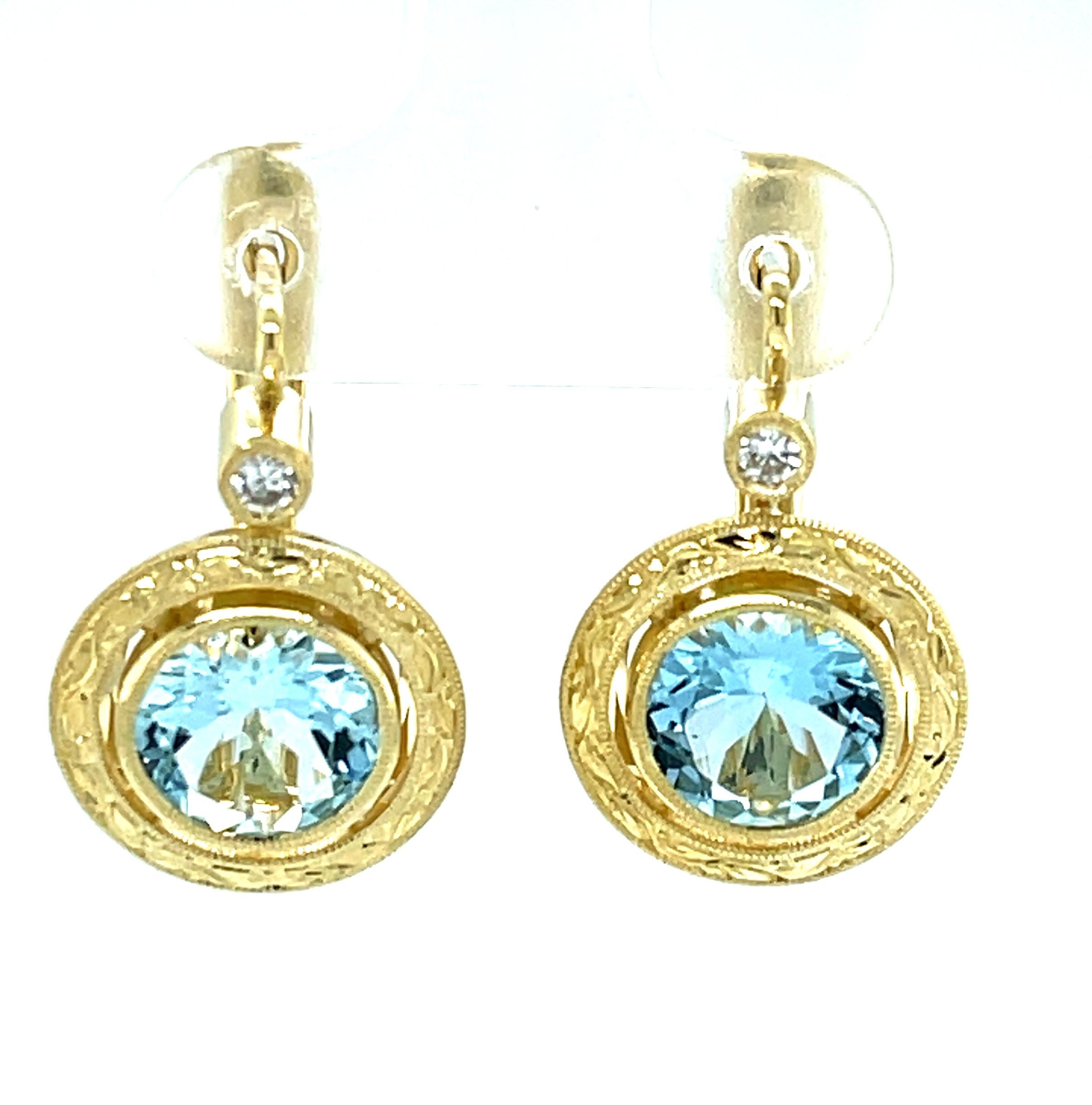 Questi orecchini fatti a mano con acquamarina e diamanti sono semplicemente meravigliosi e perfetti da indossare sia di giorno che di sera! Due grandi e scintillanti acquamarine rotonde sono incastonate in castoni d'oro giallo 18 carati, ornati da