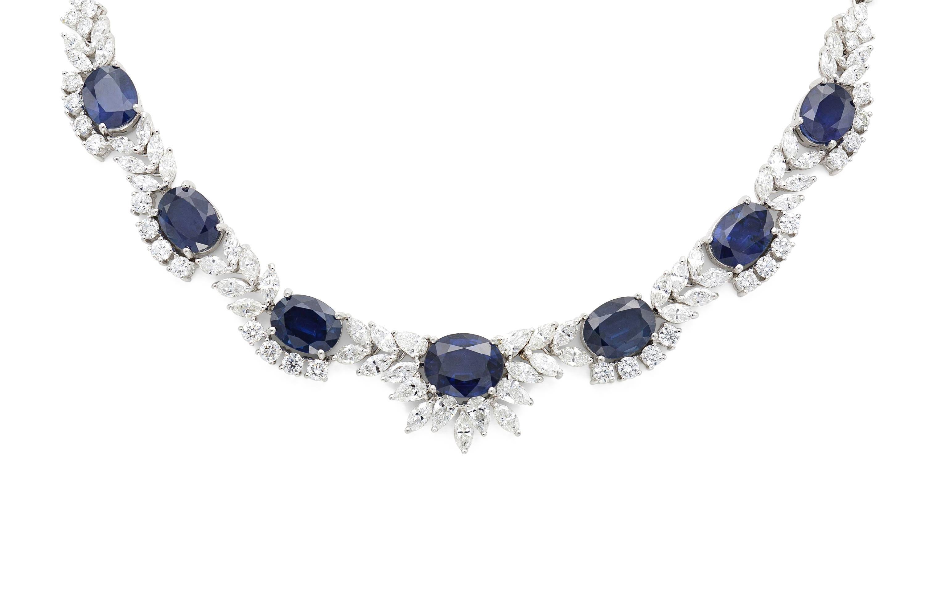 Finement réalisée en platine avec 7 saphirs de taille ovale pesant au total 27,83 carats, et des diamants de taille poire, marquise et ronde brillante pesant au total 25,04 carats.
16 1/4 pouces de long