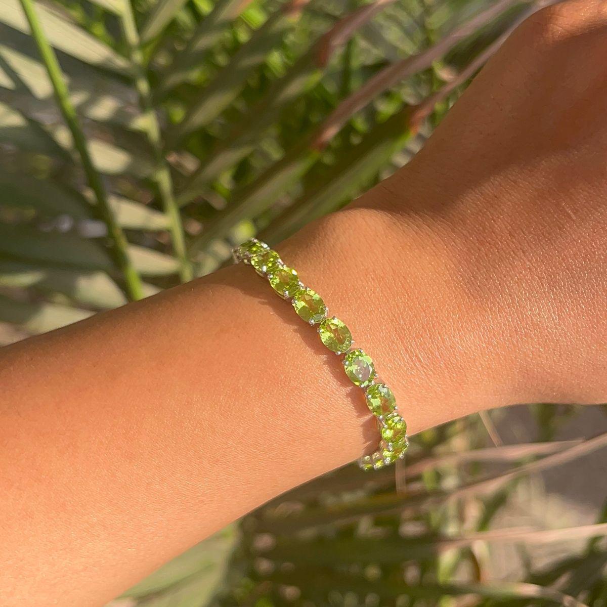 Bracciale tennis in argento 925 e peridoto taglio ovale da 27,85 carati. Per dare un tocco di classe al tuo look, ti serve un braccialetto tennis di grande effetto. Ogni pezzo è caratterizzato da splendide pietre di zirconia cubica, rinomate per la