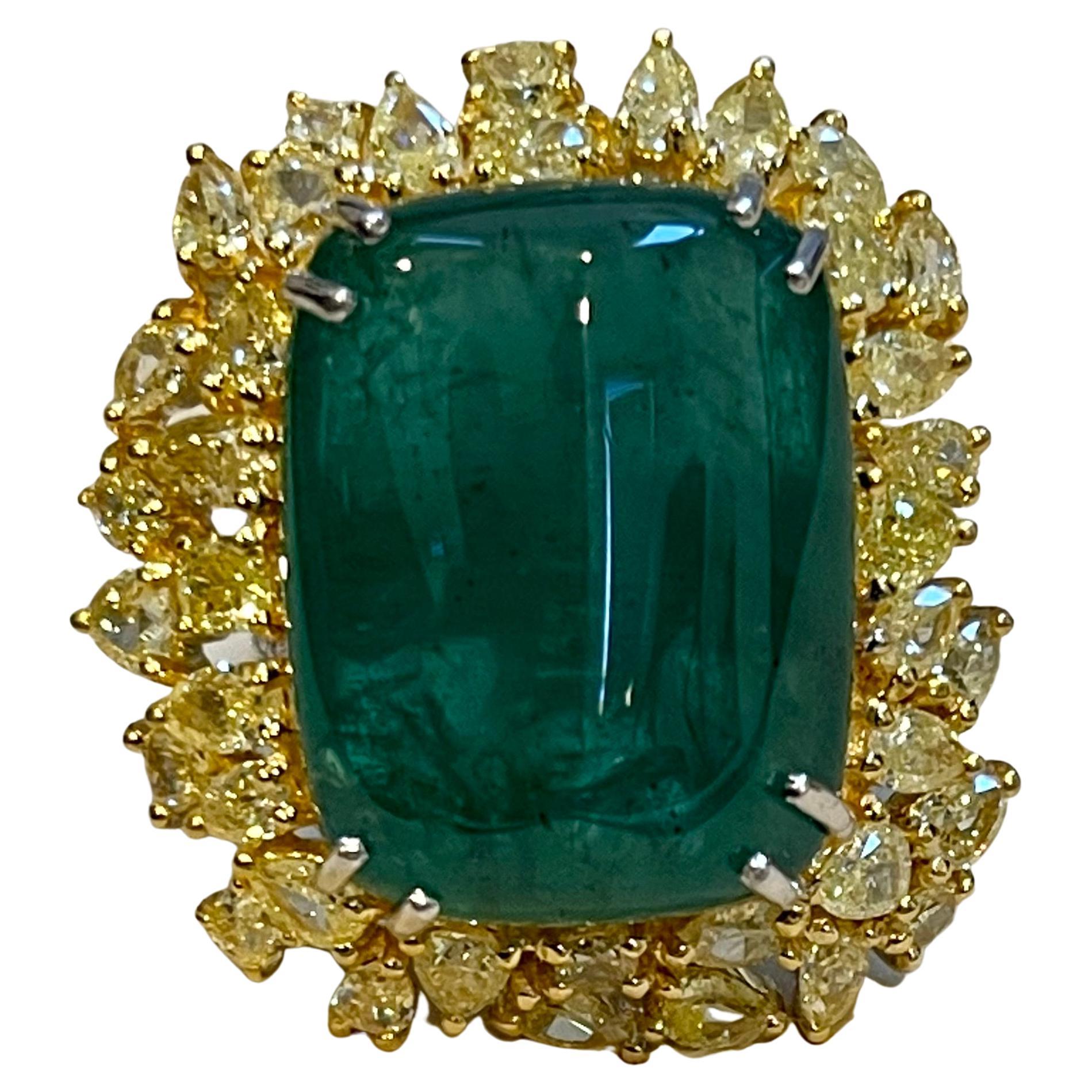 27.89 Ct Natural Colombian Emerald Cabochon & 5.73 Ct Yellow Diamond Ring 18 Kt In Excellent Condition For Sale In New York, NY