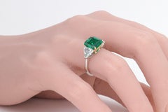 Anello a tre pietre con smeraldo minor oil A.G.L. da 2,78ct e trilioni G.I.A.