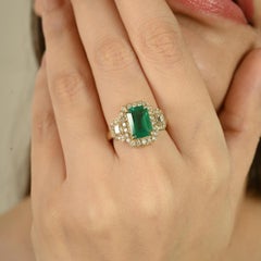 Anillo de cóctel de esmeralda talla octágono de 2,78 quilates con halo de diamantes en oro amarillo de 14 quilates