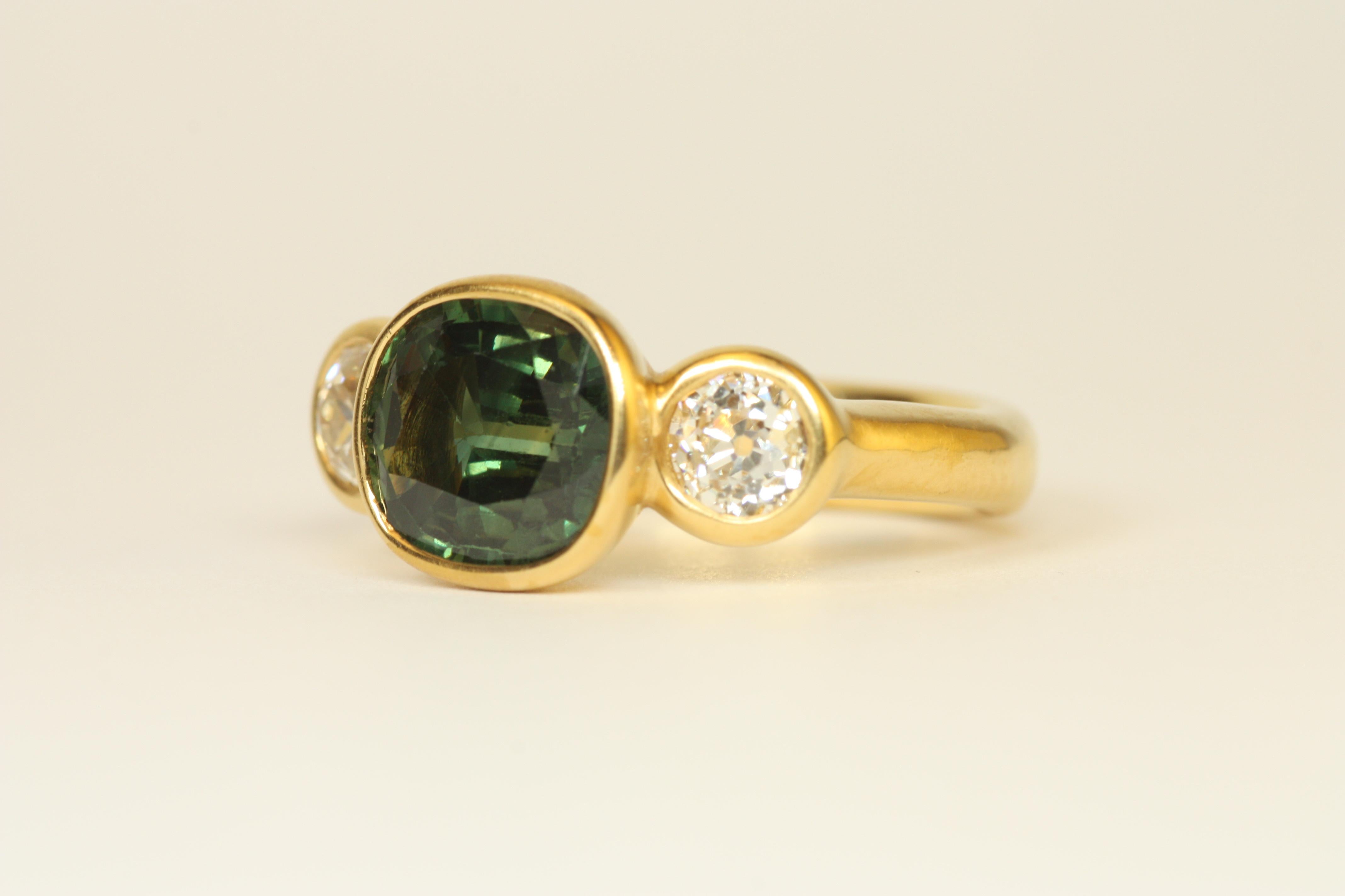 Moderne Bague 3 pierres en or 22K de 2,78 ct de saphir vert ovale et 1,02 ct de diamant taille ancienne en vente