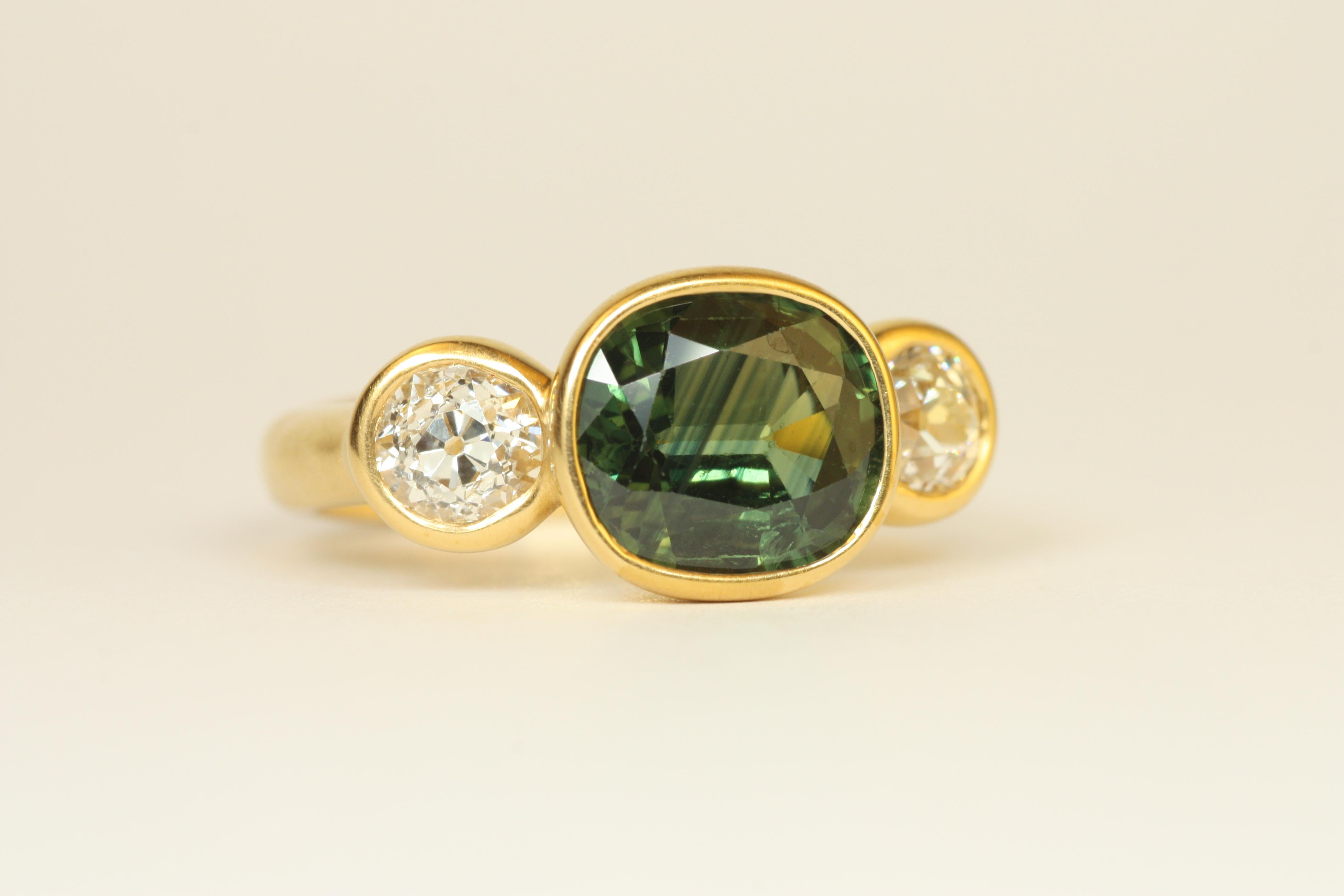 Taille ovale Bague 3 pierres en or 22K de 2,78 ct de saphir vert ovale et 1,02 ct de diamant taille ancienne en vente