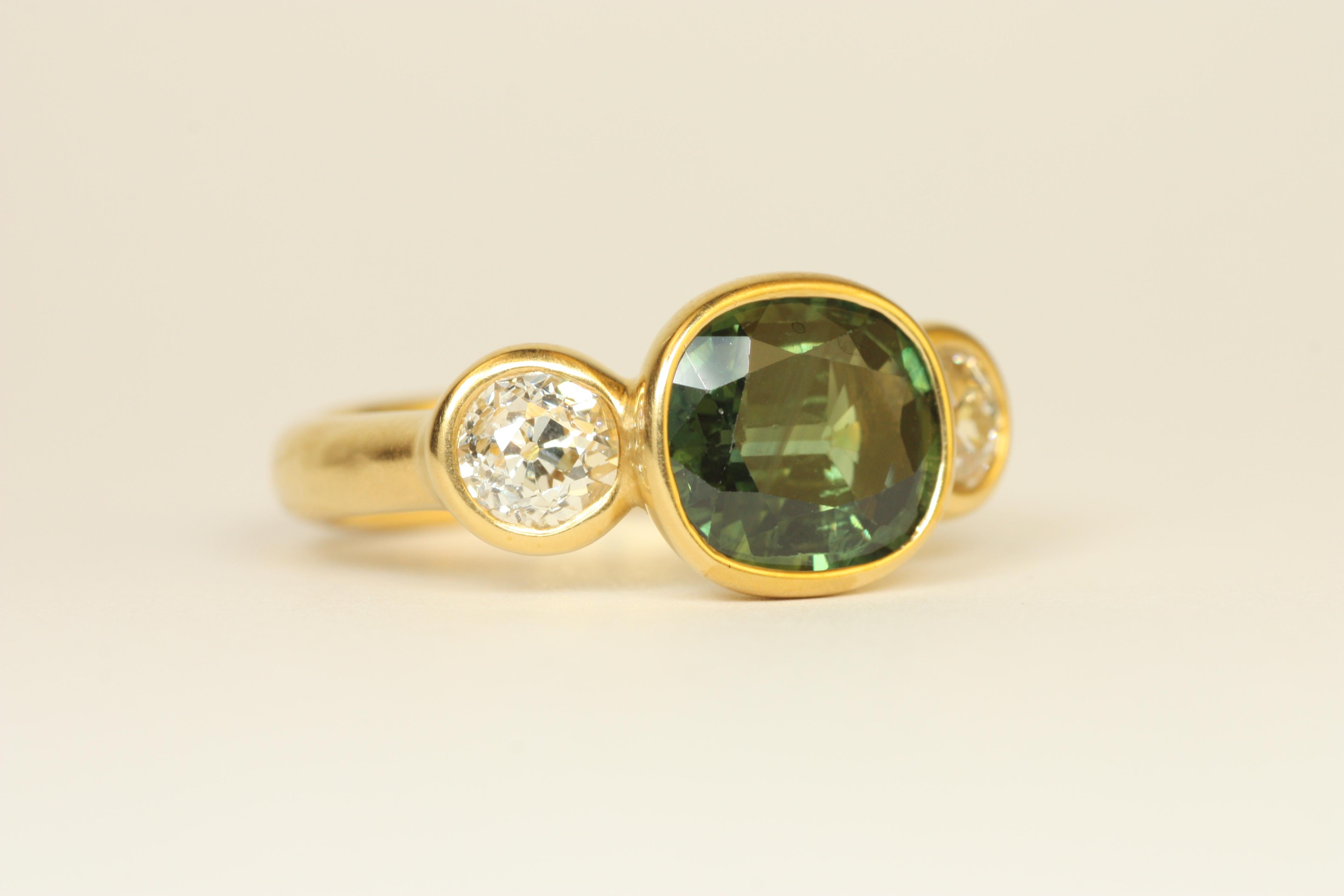 Bague 3 pierres en or 22K de 2,78 ct de saphir vert ovale et 1,02 ct de diamant taille ancienne Neuf - En vente à Santa Monica, CA