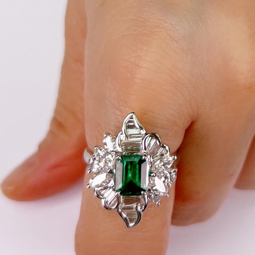 2.79 Carat Emerald and Diamond Ring on PT900 Platinum In New Condition For Sale In Wan Chai District, HK