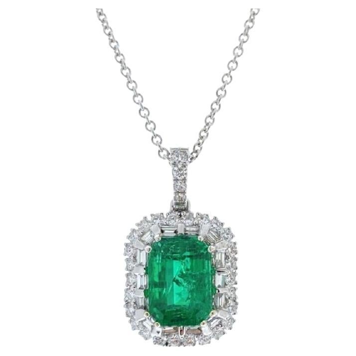 2,79 Karat Smaragd in Smaragdform Grüner Smaragd & Diamant-Anhänger aus 18 Karat Weißgold  im Angebot
