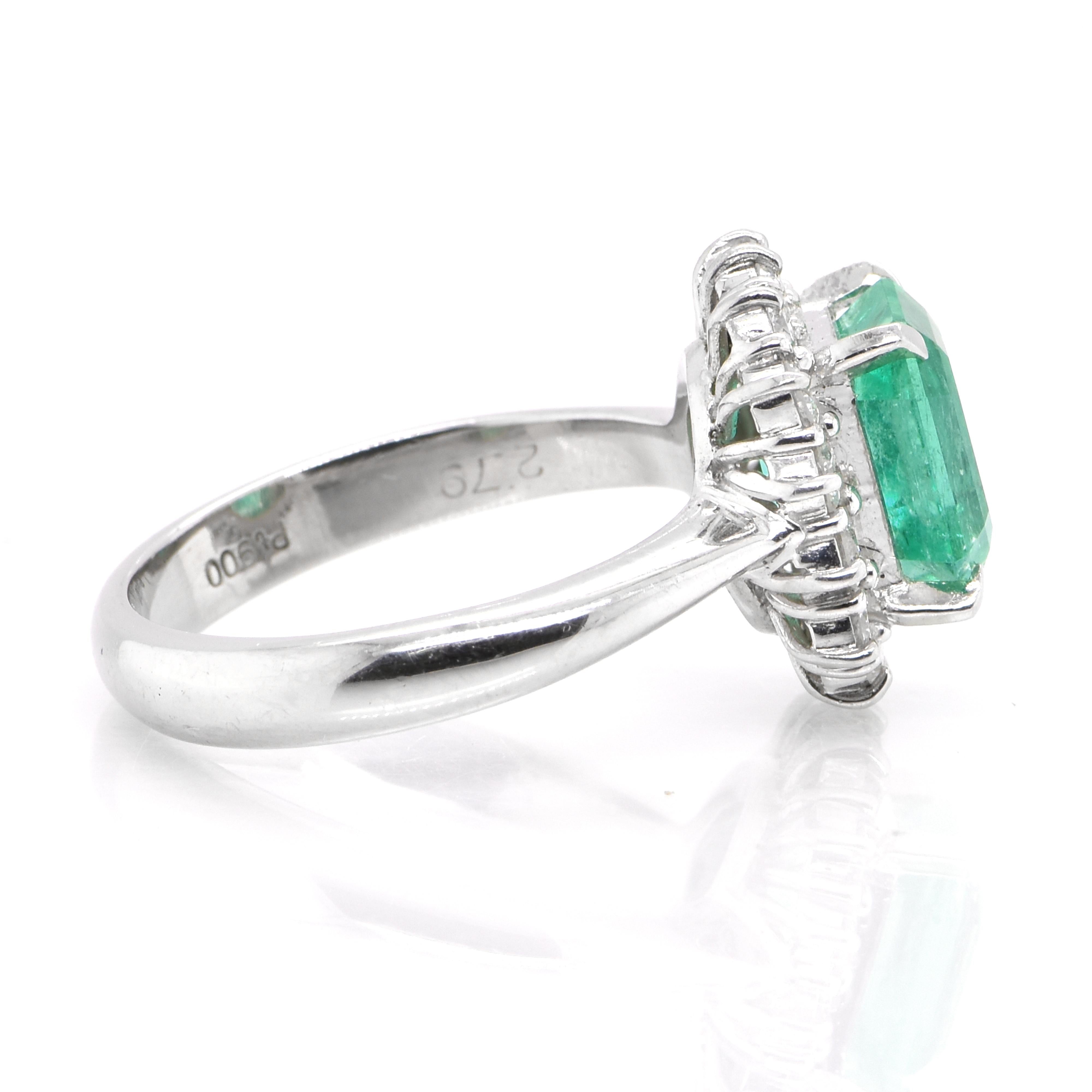 2.79 Carat Natural Colombian Emerald and Diamond Halo Ring Set in Platinum In New Condition In Tokyo, JP