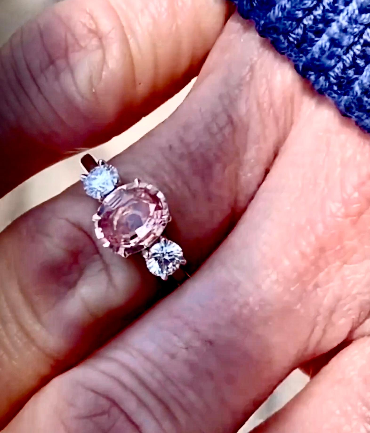 Anillo de compromiso de cóctel con zafiro Padparadscha ovalado de Sri Lanka de 2,79 quilates Moderno en venta