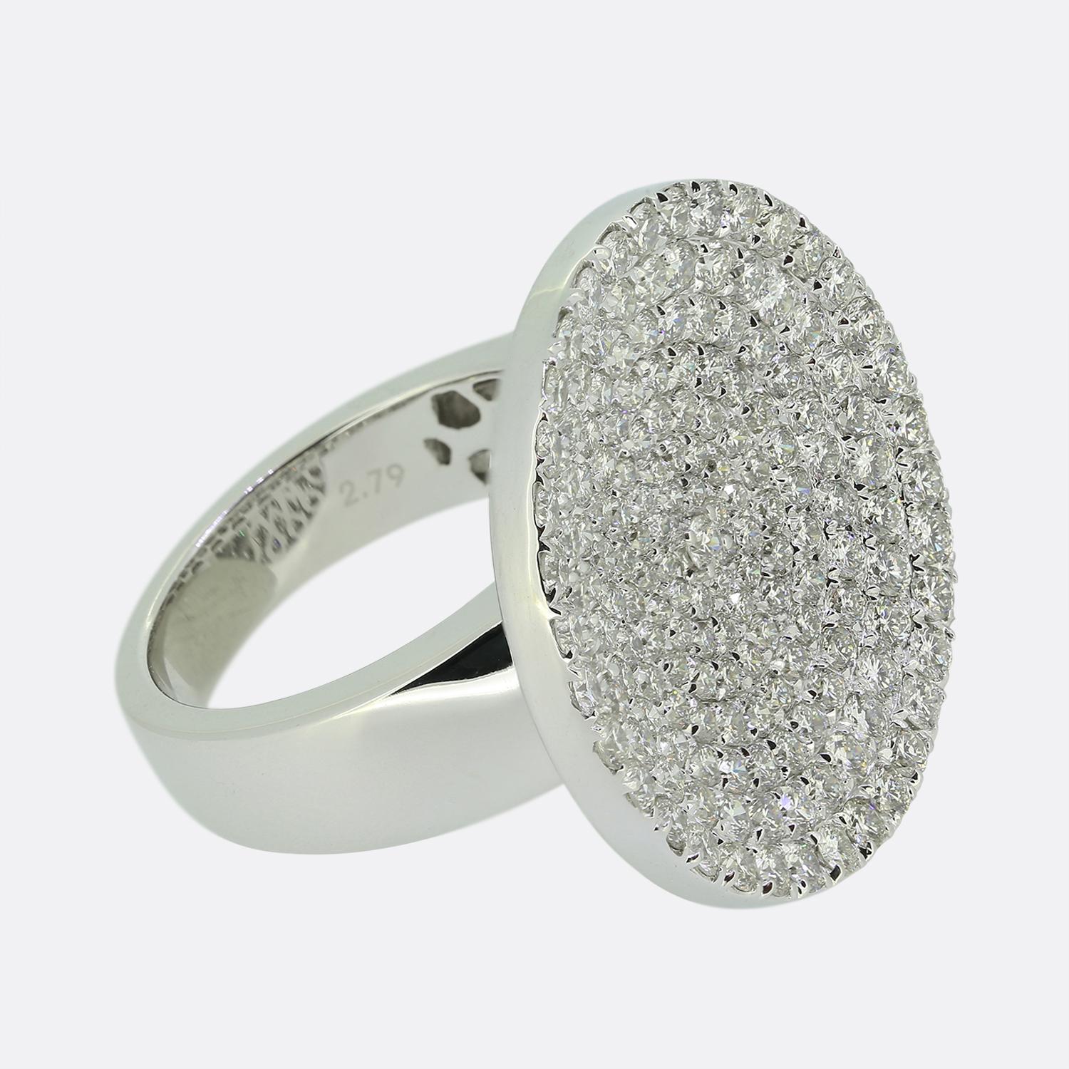 2,79 Karat Pavé-besetzter konkaver Diamantring (Brillantschliff) im Angebot