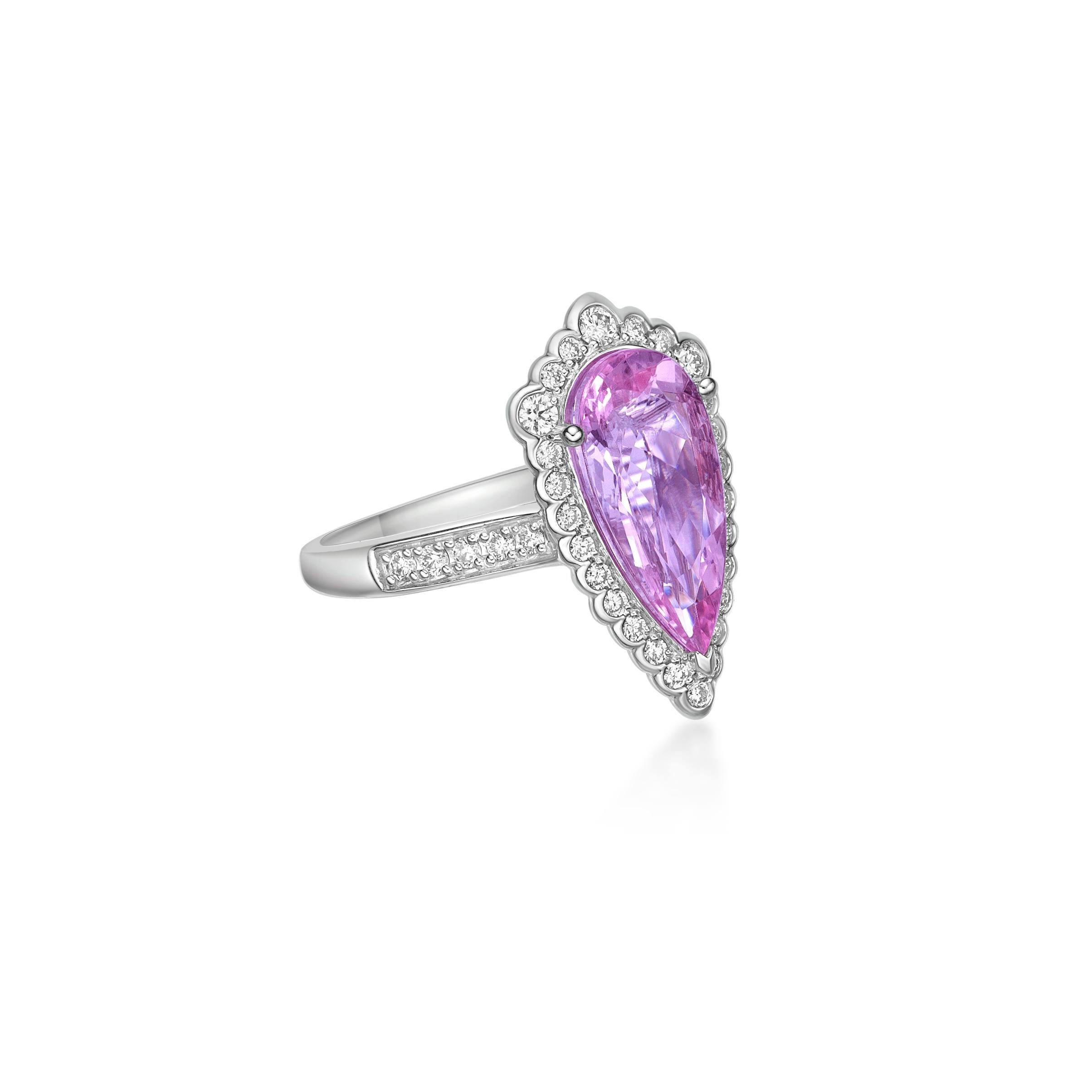 Präsentiert Ein atemberaubender rosa Morganit-Ring für diejenigen, die Qualität schätzen und ihn zu jeder Veranstaltung oder Feier tragen möchten. Der Ring aus Weißgold mit rosa Morganit und weißen Diamanten ist ein klassischer und zugleich