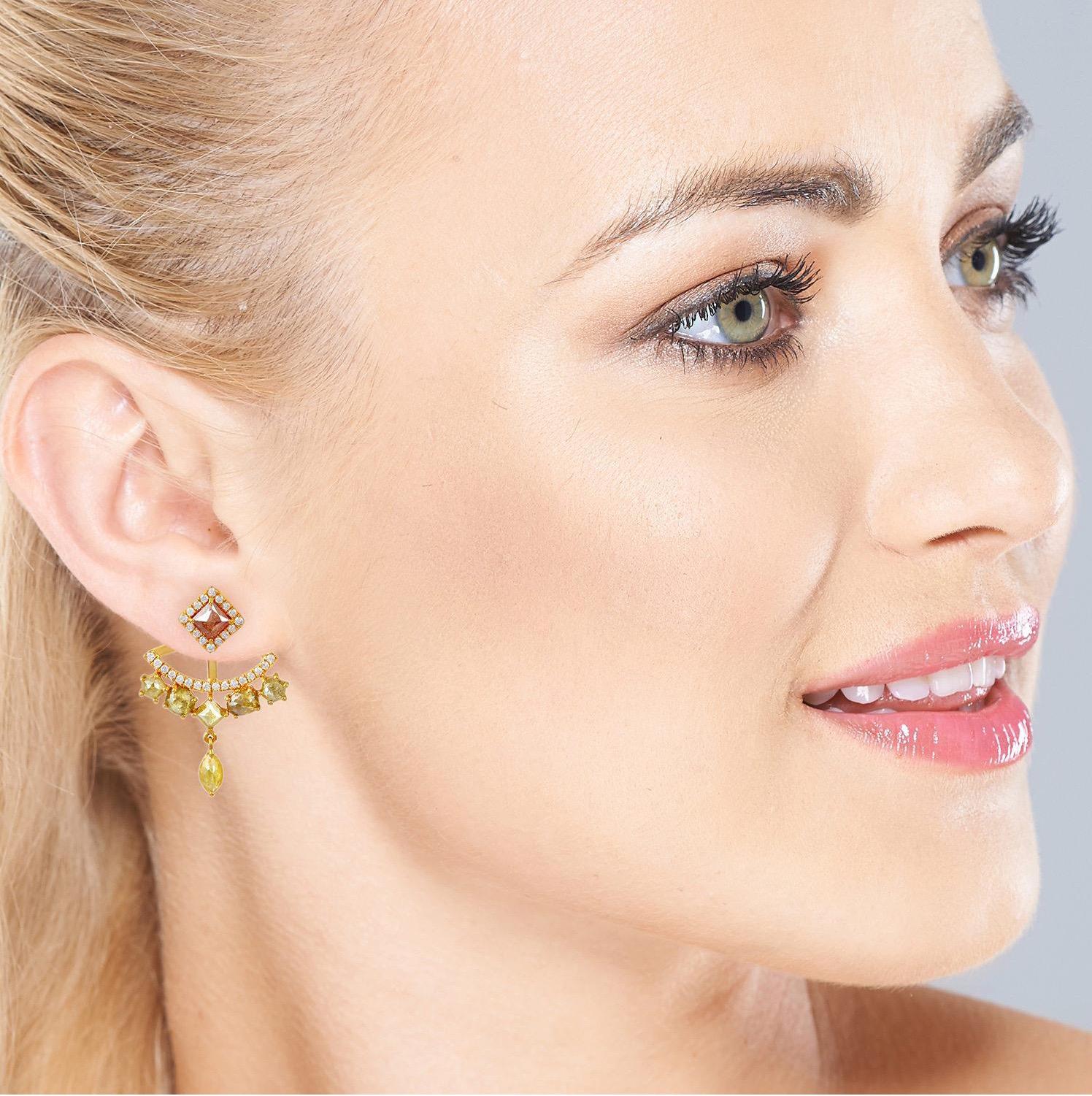 Contemporain Boucles d'oreilles en or 18 carats avec diamants fantaisie de 2,79 carats en vente