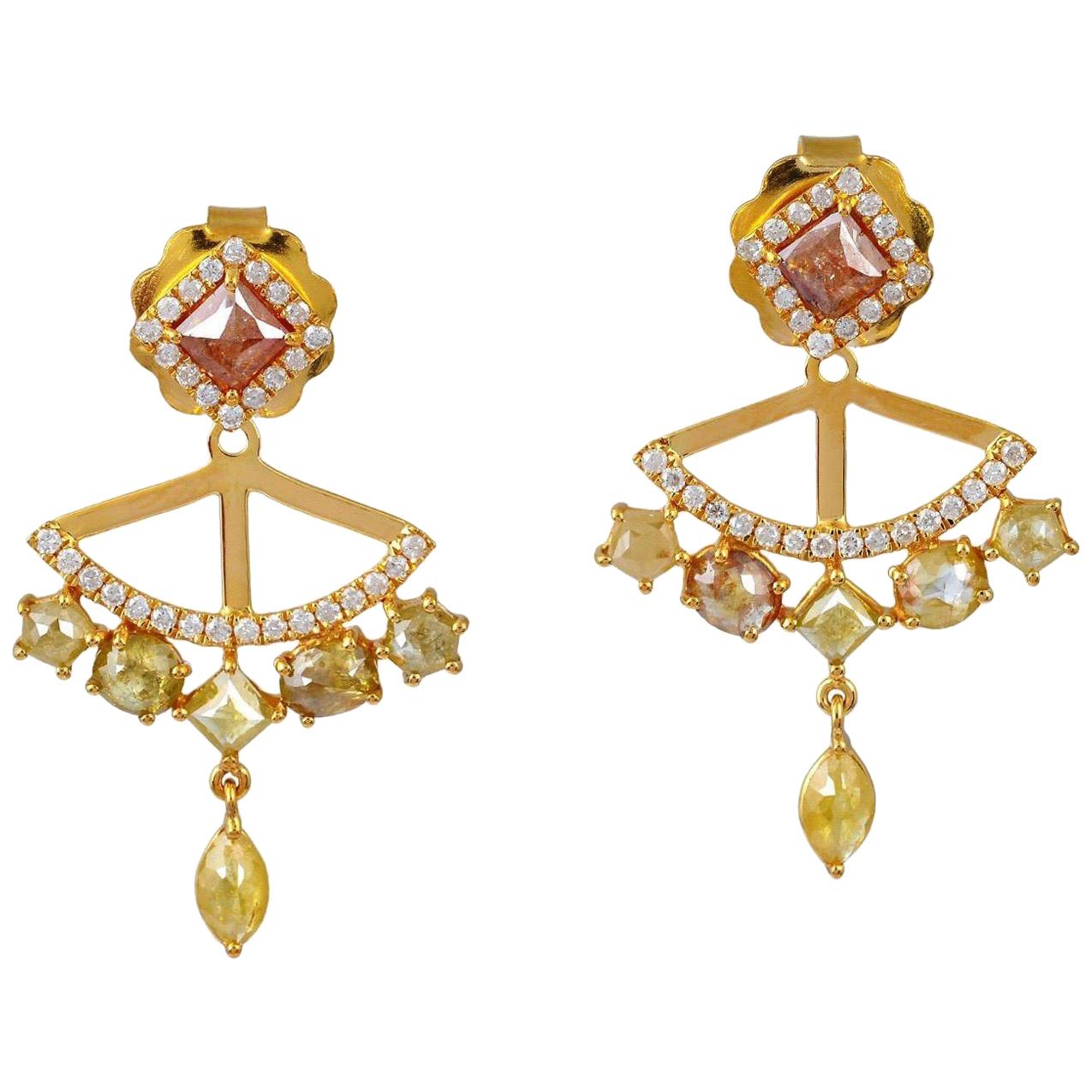 Boucles d'oreilles en or 18 carats avec diamants fantaisie de 2,79 carats en vente