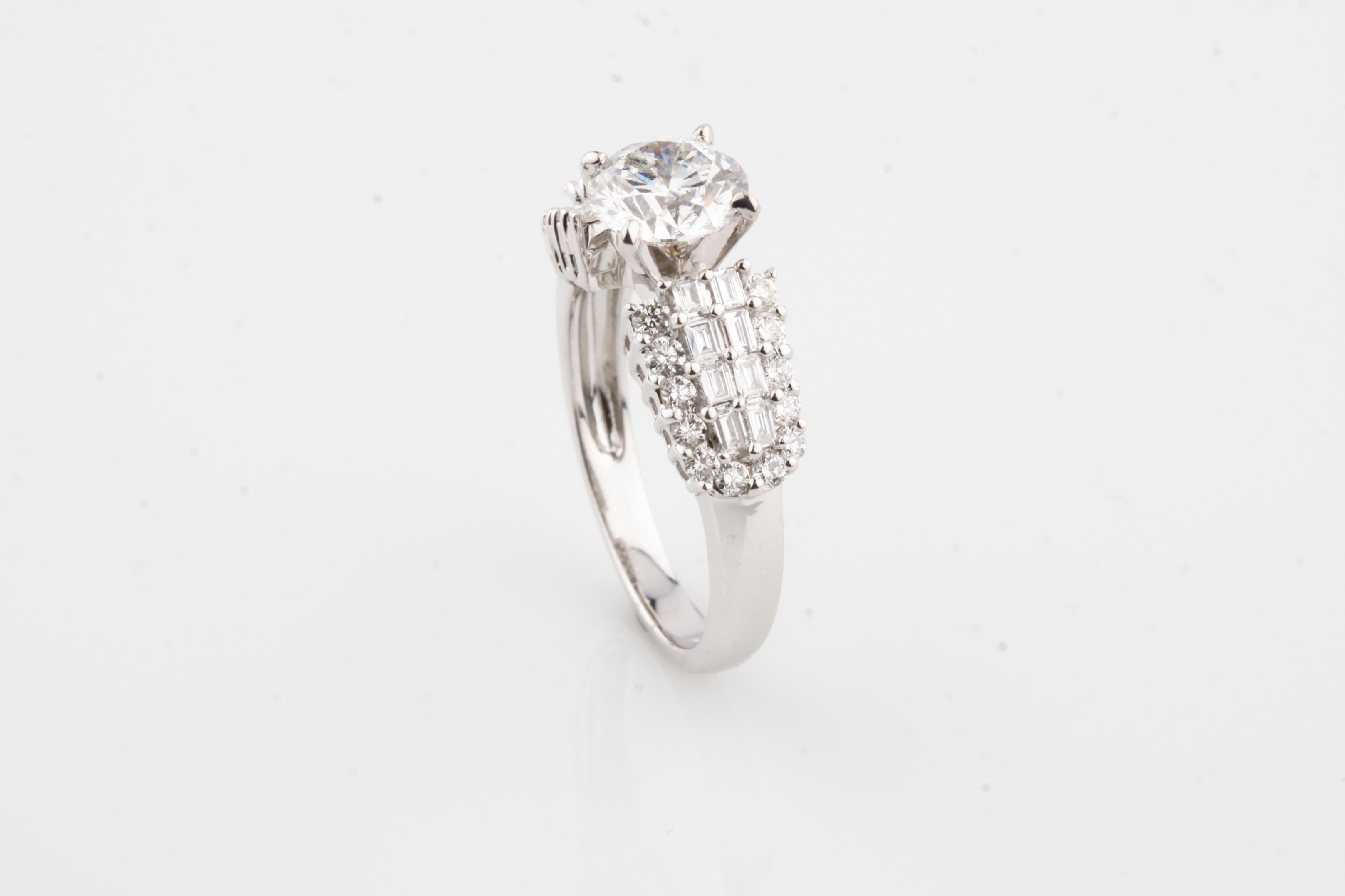 2.79 Carat Round Brilliant Diamond 18 Karat White Gold Engagement Ring In Good Condition In Sherman Oaks, CA