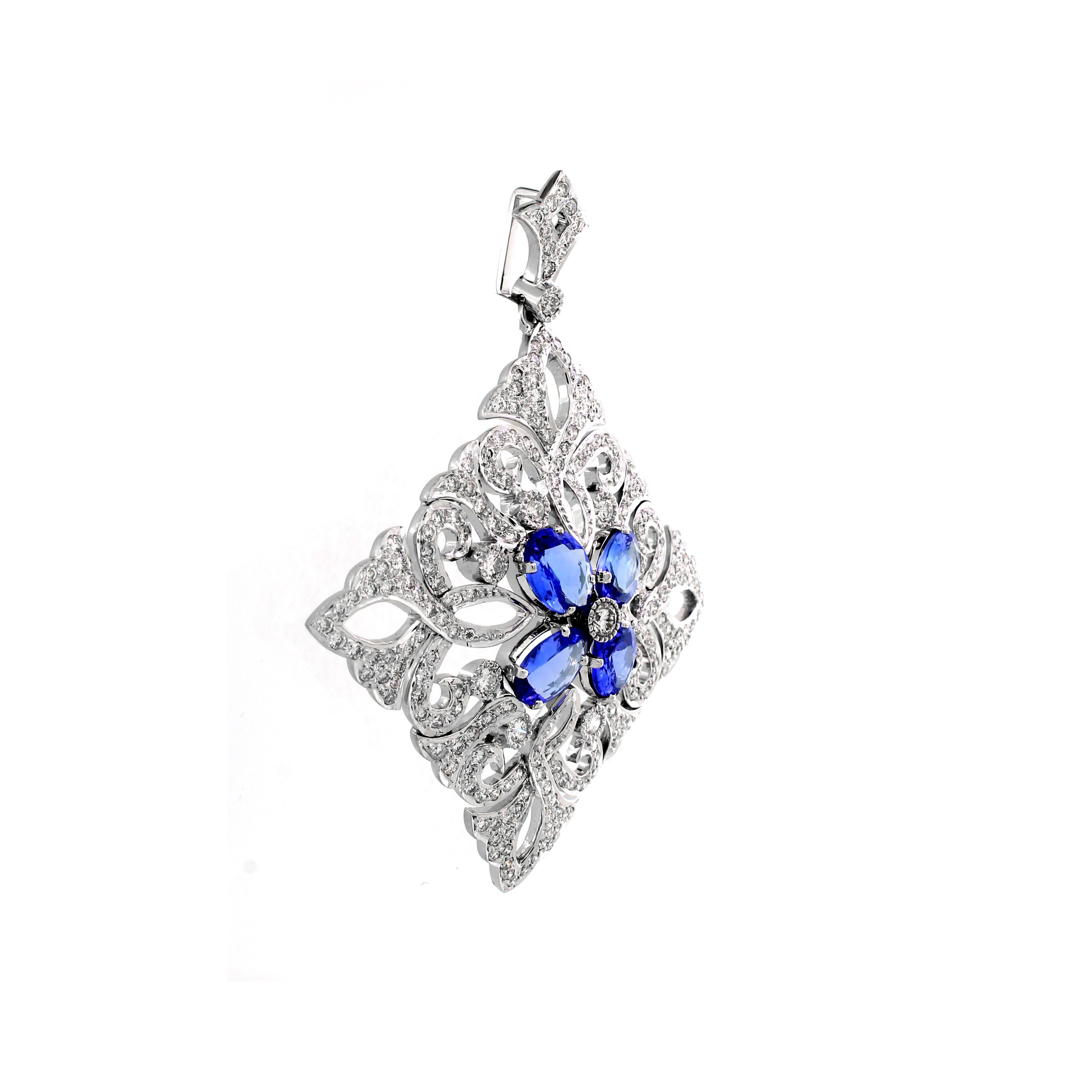 Prova un'eleganza senza tempo con il nostro raffinato ciondolo, ispirato a motivi tradizionali e impreziosito da un'accattivante miscela di diamanti bianchi rotondi e zaffiri. Realizzato con precisione, il pendente presenta 1,82 carati di