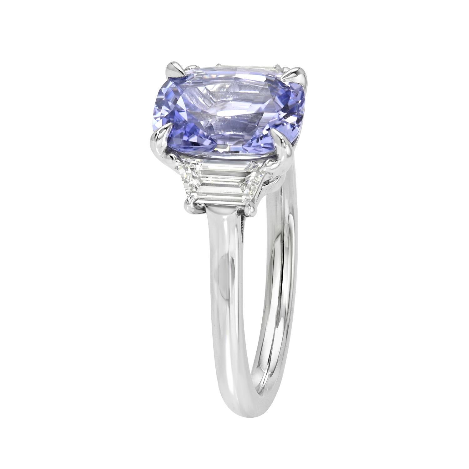 Violet Flame - Anello di fidanzamento a tre pietre in platino con zaffiro blu viola tagliato a cuscino da 2,79 carati di Merkaba Jewelry Beverly Hills.

Anello di fidanzamento di lusso in platino con zaffiro certificato GIA - Sri Lanka