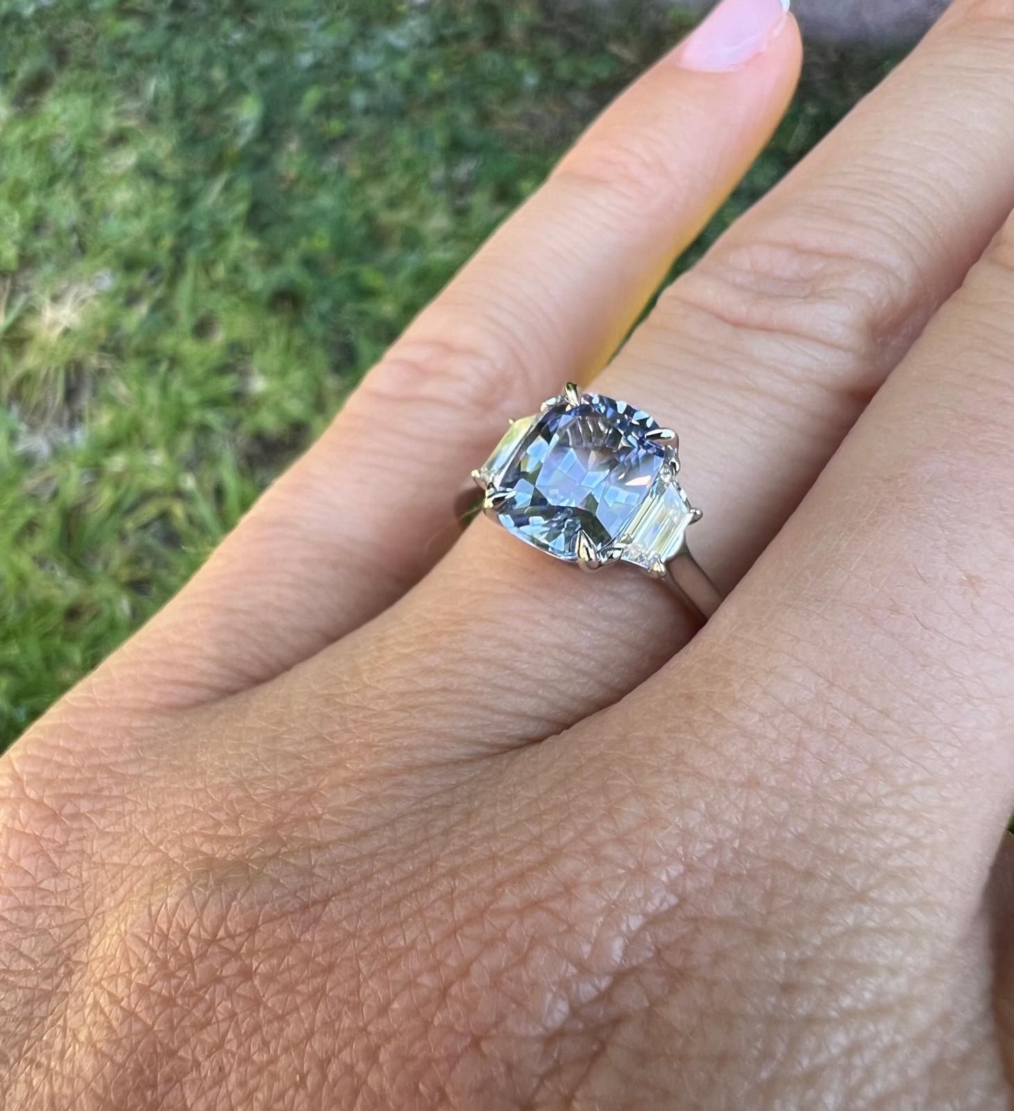 Contemporaneo Anello di fidanzamento in platino con zaffiro blu viola da 2,79 carati con taglio a cuscino - GIA in vendita