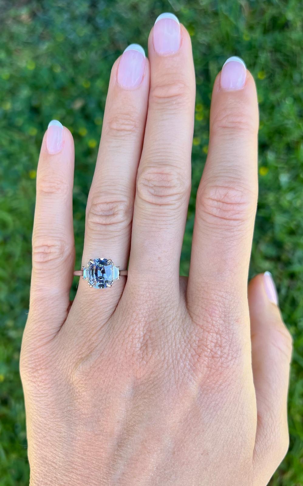 Anello di fidanzamento in platino con zaffiro blu viola da 2,79 carati con taglio a cuscino - GIA in vendita 1