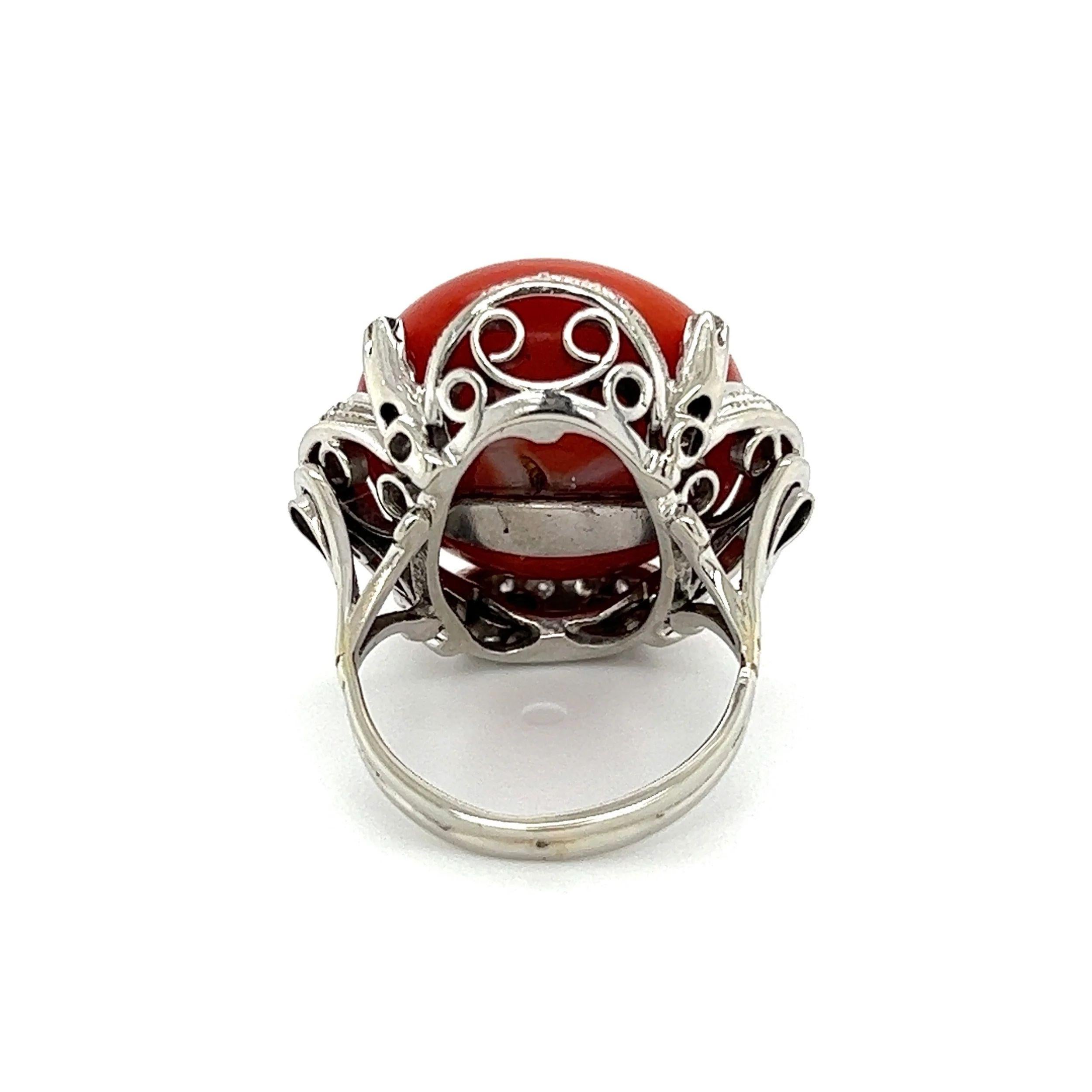 27.90 Carat Red Coral and Diamond Vintage Gold Ring Estate Fine Jewelry In Excellent Condition For Sale In Montreal, QC