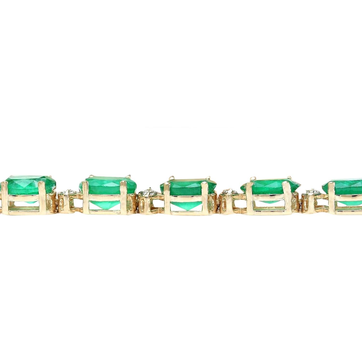 Taille ovale Bracelet exquis en or jaune massif 14 carats avec diamants et émeraudes naturelles en vente