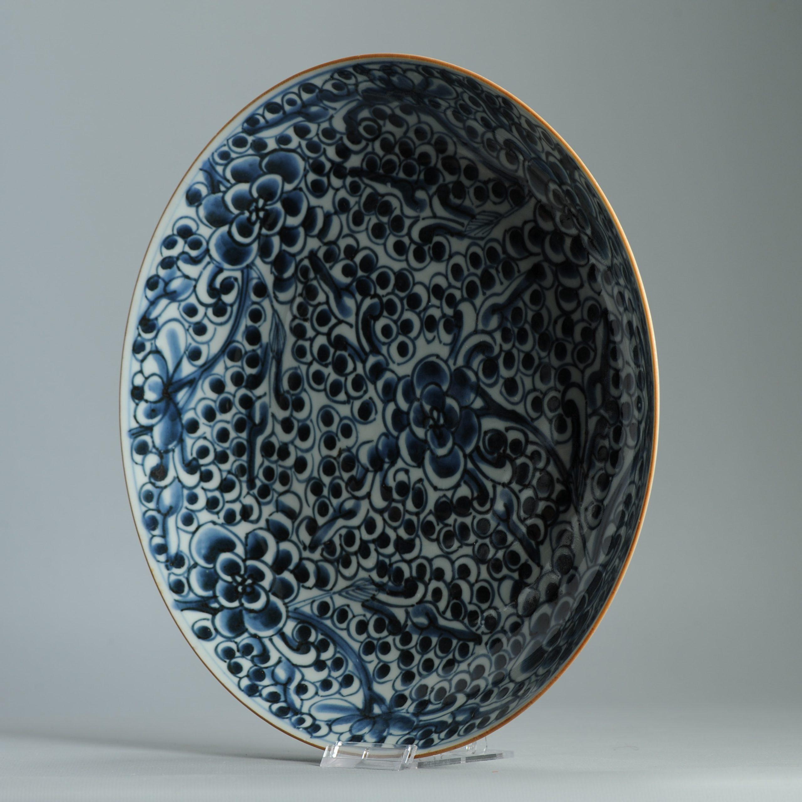 27.9CM Antique 18C Chinese Porcelain Dish Frogspawn Flower Cobalt Blue In Good Condition For Sale In Amsterdam, Noord Holland