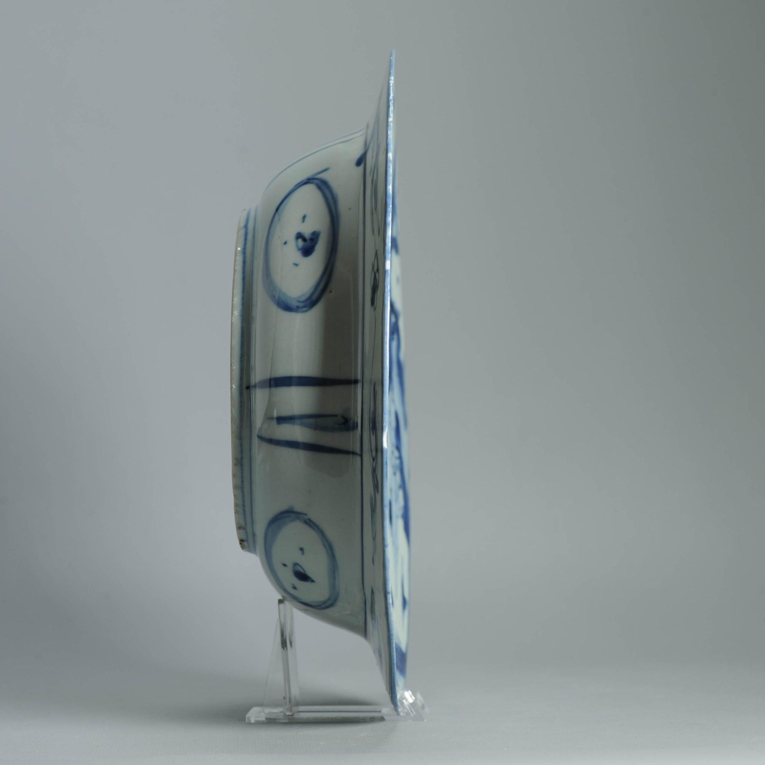 Beschreibung
Sharing mit Ihnen diese sehr schön getopft und gemalt kraak Klapmuts einer begehrten kobaltblau.
Das Stück ist von ungewöhnlich großer Größe.
Wunderschönes Stück mit einer typischen Kraak-Szene, Landschaftsszene mit Früchten und