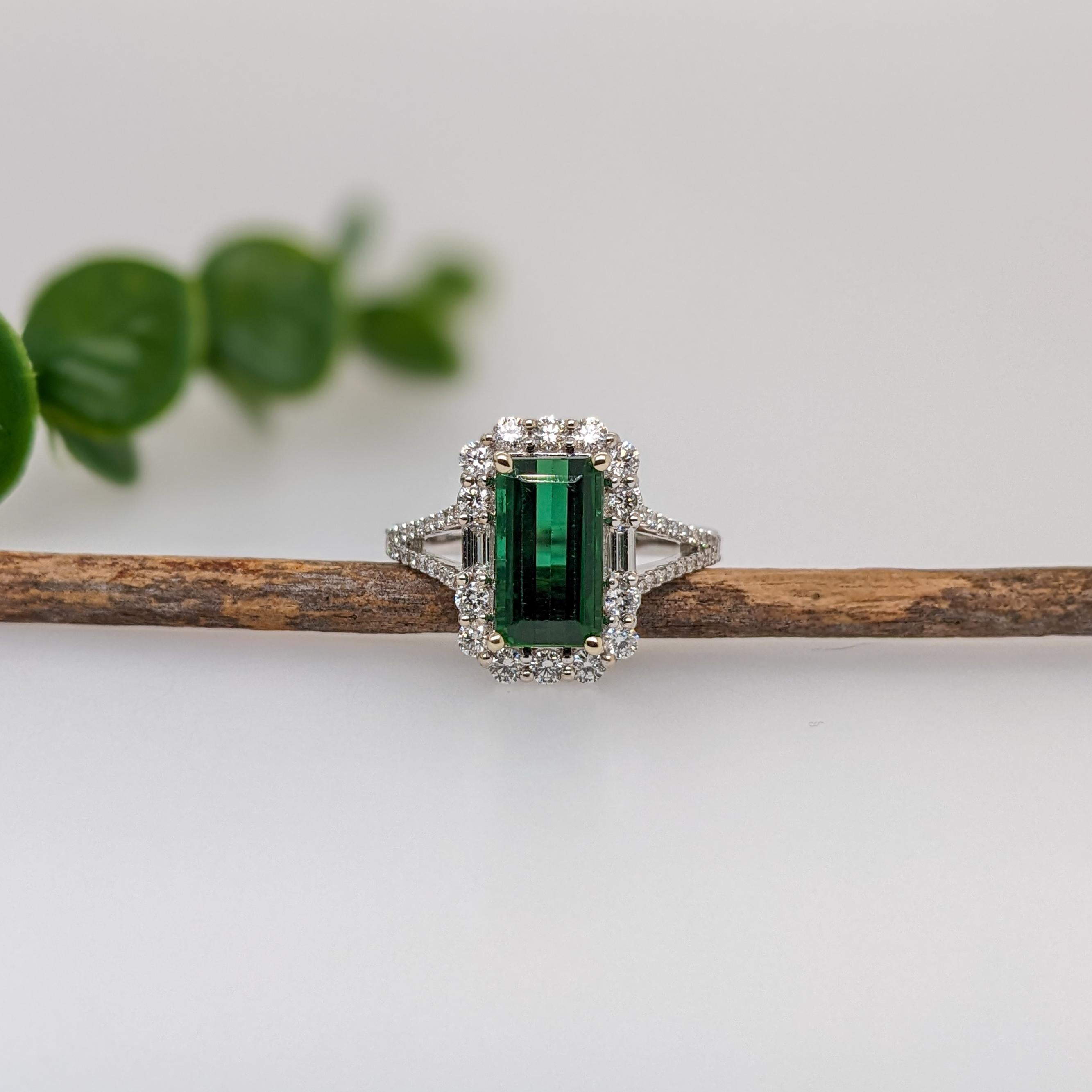 Moderno Anello con tormalina cromo 2,8ct e diamanti estratti dalla terra in oro massiccio 14K EM 11x6mm