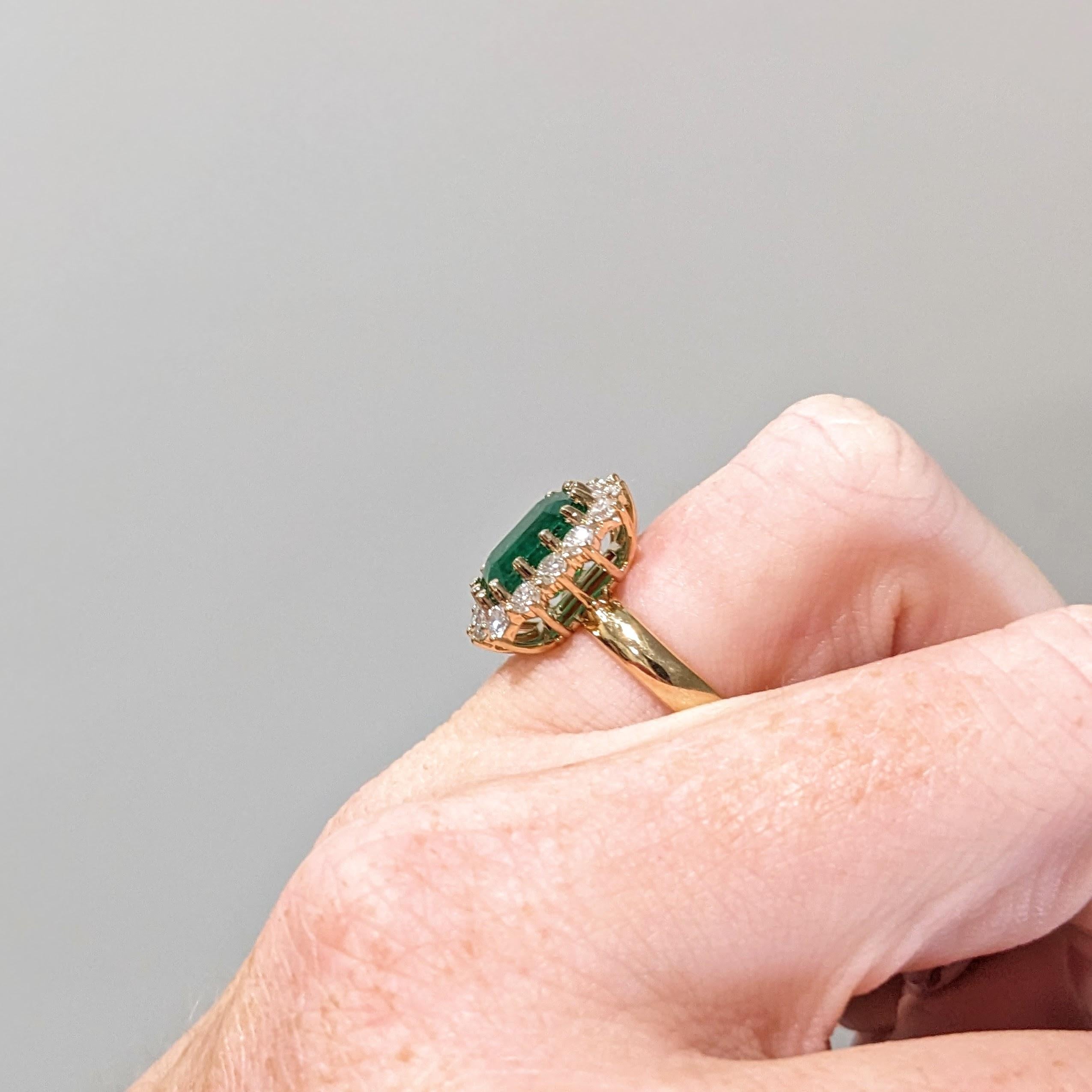 2.7ct Emerald Ring w Earth Mined Diamonds in Solid 18K Gold Emerald cut 10x7.5mm For Sale 2
