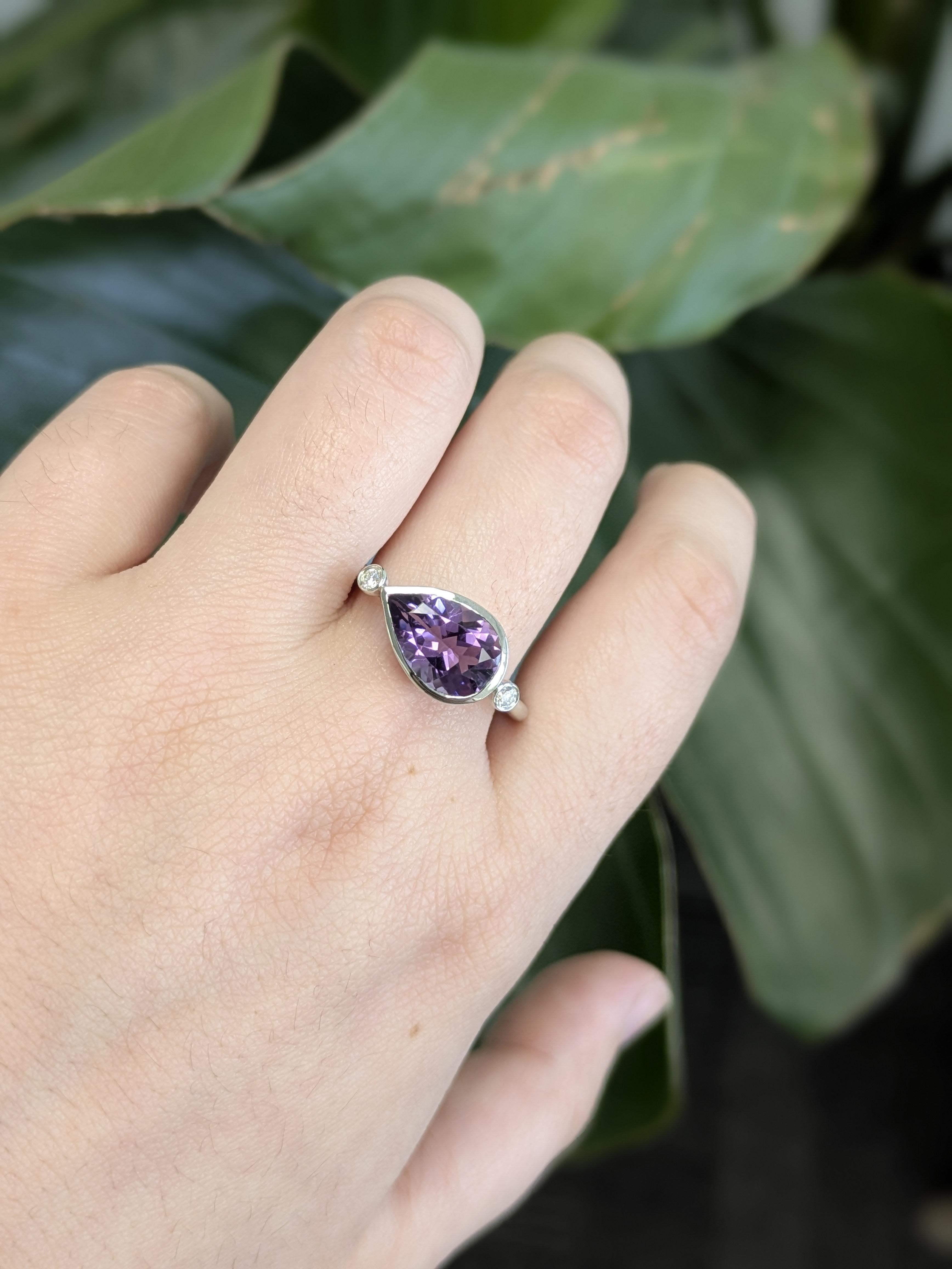 Dieser atemberaubende Ring enthält einen birnenförmigen sambischen Amethysten von 2,67 Karat (12x8 mm), gefasst in 14 Karat Gold (2,48 g). Mit zwei funkelnden Diamanten von insgesamt 0,08 cttw setzt der violette Edelstein einen kühnen und zugleich