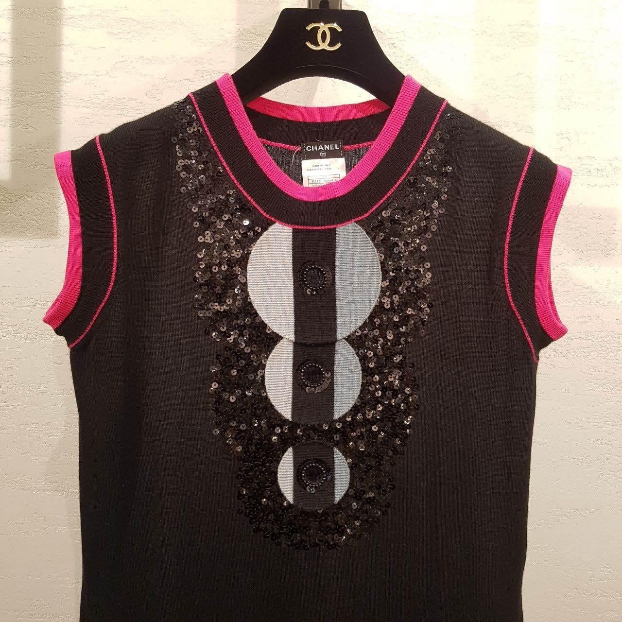 Chanel cashmere short-sleeved dress!

Beautiful sequin design around neckline

Pink trim around sleeves, bottom hem, and neckline

Sz.36

Very good condition.