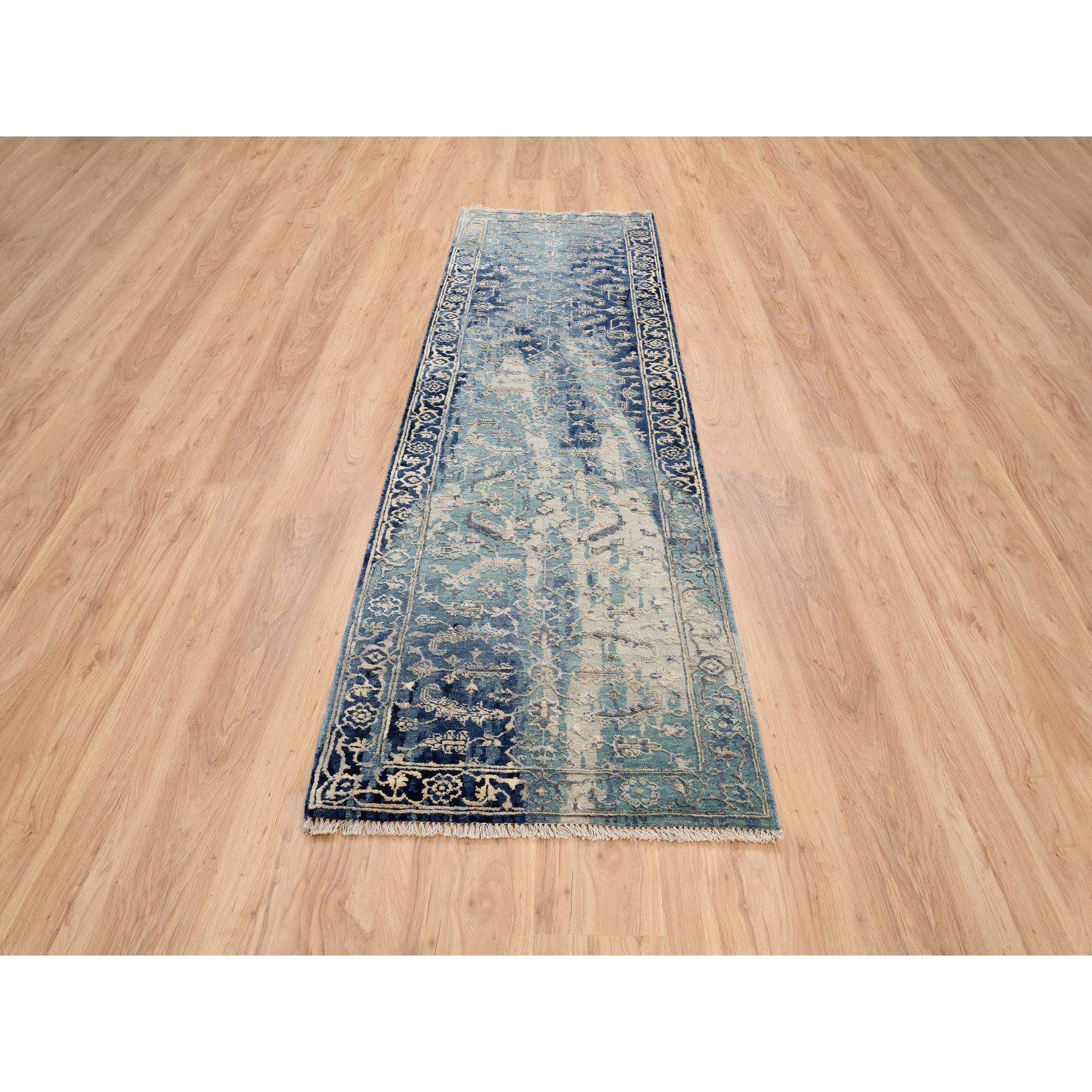 Dies ist eine wirklich echte one-of-a-kind Blue-Teal Erased Design Wolle und Seide handgeknüpft gebrochenen persischen Heriz Läufer Orientteppich. Es wurde monatelang von erfahrenen Kunsthandwerkern in jahrhundertealten Webtechniken