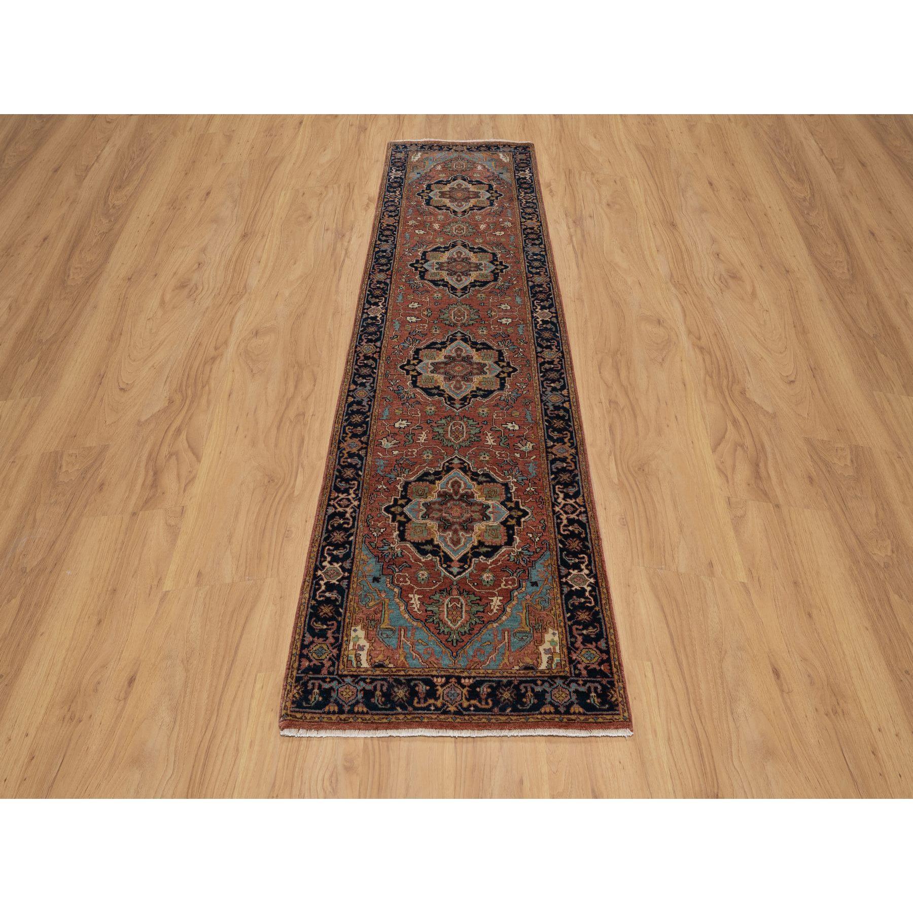 Rosso mattone, Ricreazione Heriz anticata, Trama più fitta, Tinture vegetali, Morbida lana, Annodato a mano, Runner, Tappeto orientale
Materiali primari: Lana
Lattice: No Pile 
altezza: 0,25 pollici
Stile: Tradizionale
Colore primario: Rosso
Colori