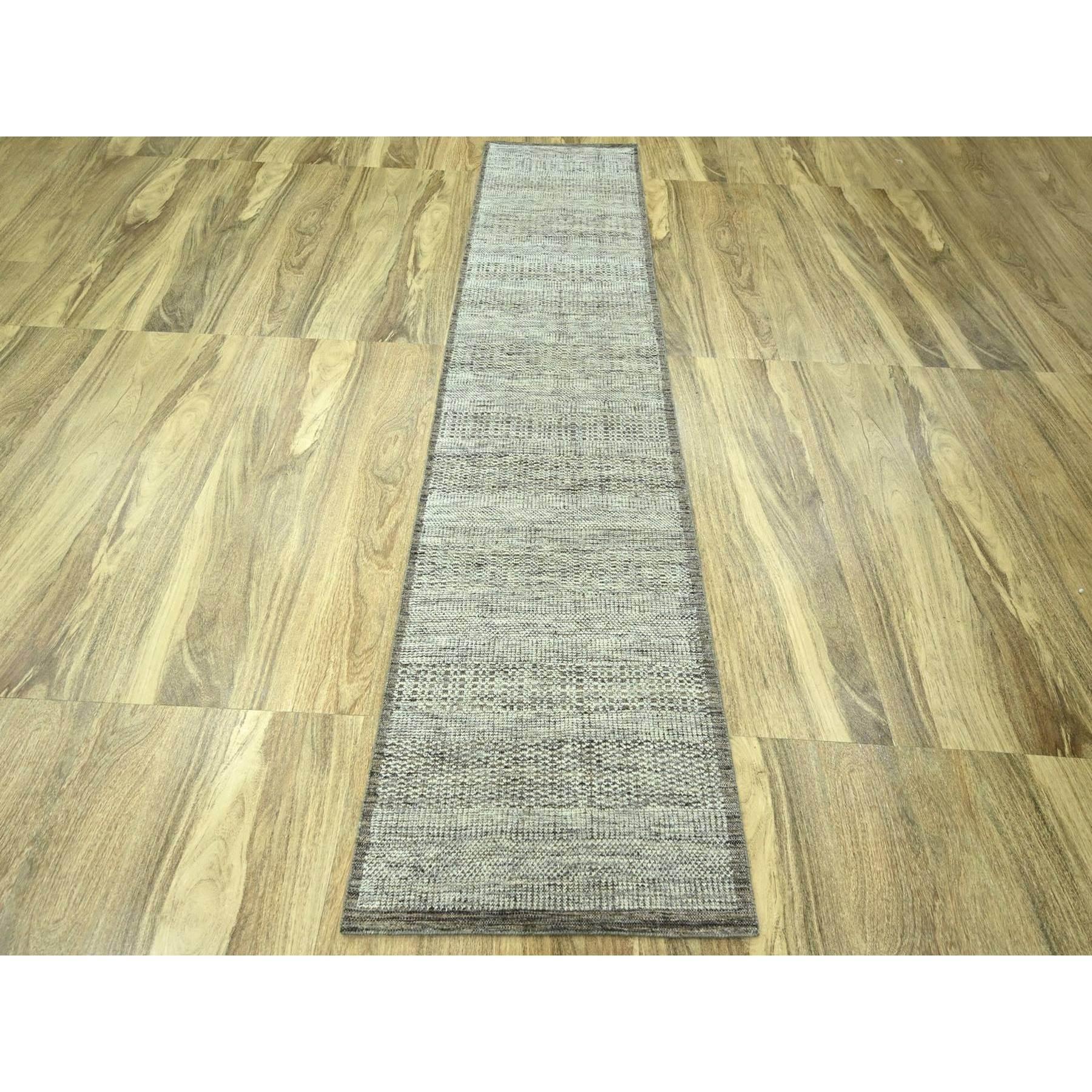 Beaver Brown, noué à la main, laine naturelle, motif d'herbes vieillies et oxydées avec chaînes apparentes, chemin de table, tapis d'Orient
Matières premières : Laine
Latex : Pas de poils 
hauteur : 0,25 pouces
Style : Contemporain
Couleur primaire