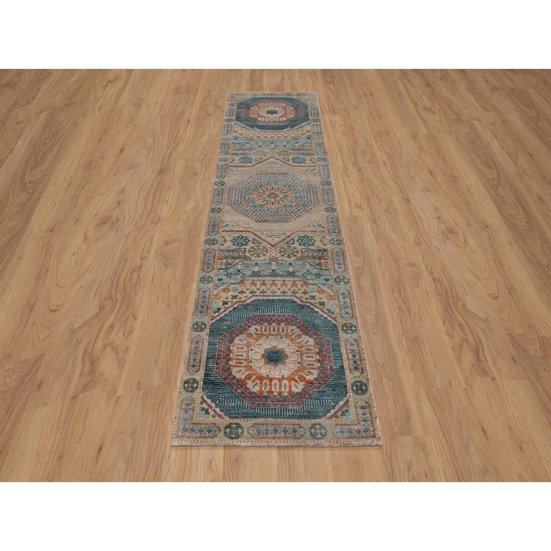 Khaki Brown, Annodato a mano, Mamluke Design con medaglioni geometrici, Lana e seta testurizzata, Runner, Tappeto orientale
Materiali primari: Lana e seta
Lattice: No Pile 
altezza: 0,25 pollici
Stile: Tradizionale
Colore primario: Marrone
Colori