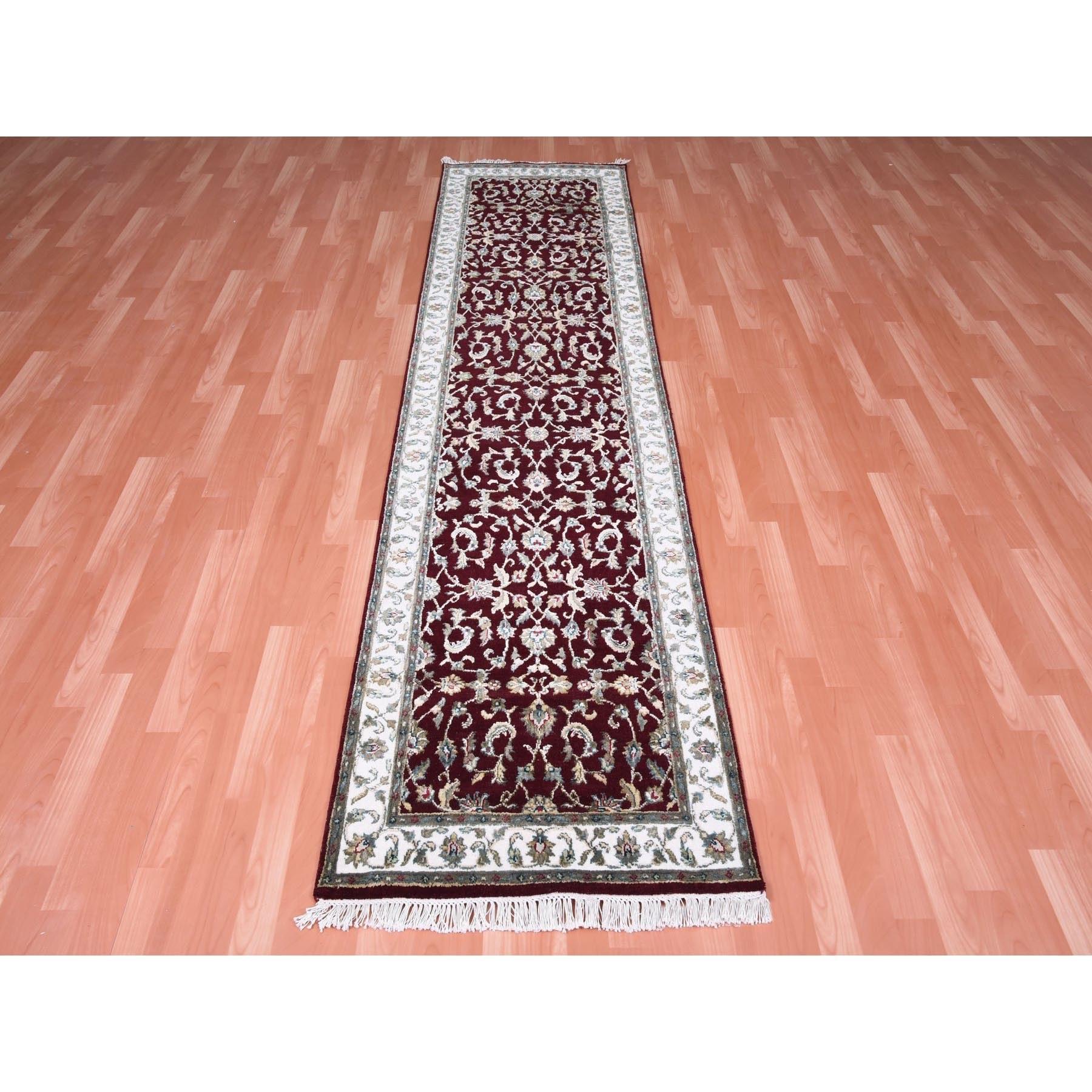 Si tratta di un autentico esemplare unico di tappeto rosso borgogna, con disegno di foglie all over, spesso e soffice, in lana e seta, annodato a mano, del Rajasthan, orientale, runner. È stato annodato per mesi e mesi con tecniche artigianali di
