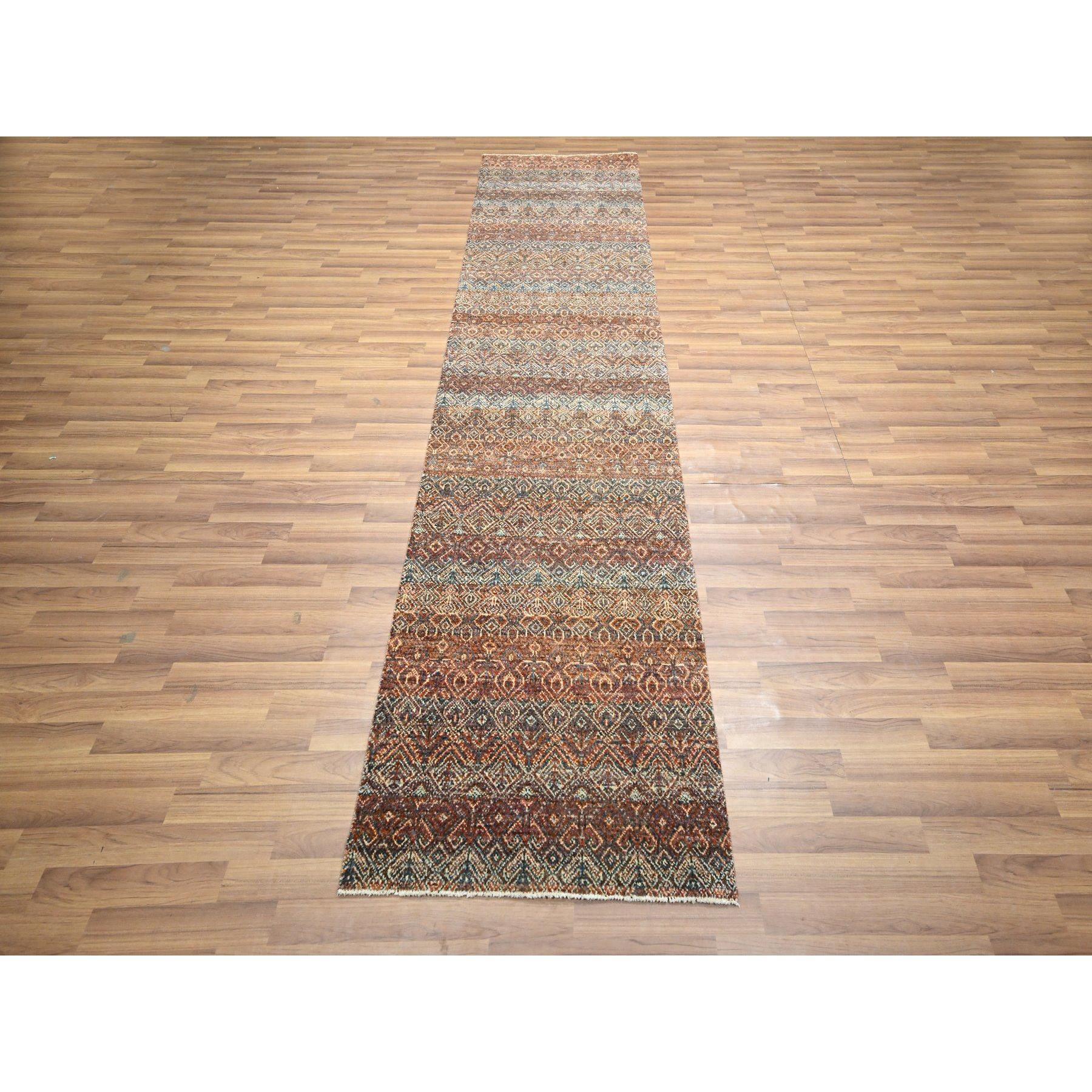 Rojo Higo Verano, Kohinoor Herat con Pequeño Dibujo Geométrico Repetitivo de Diamantes, Tono sobre Tono, Lana Suave y Brillante, Anudada a Mano, Corredor, Alfombra Oriental
Materiales primarios: Lana
Látex: Sin pelo 
altura: 0,25 Pulgadas
Estilo: