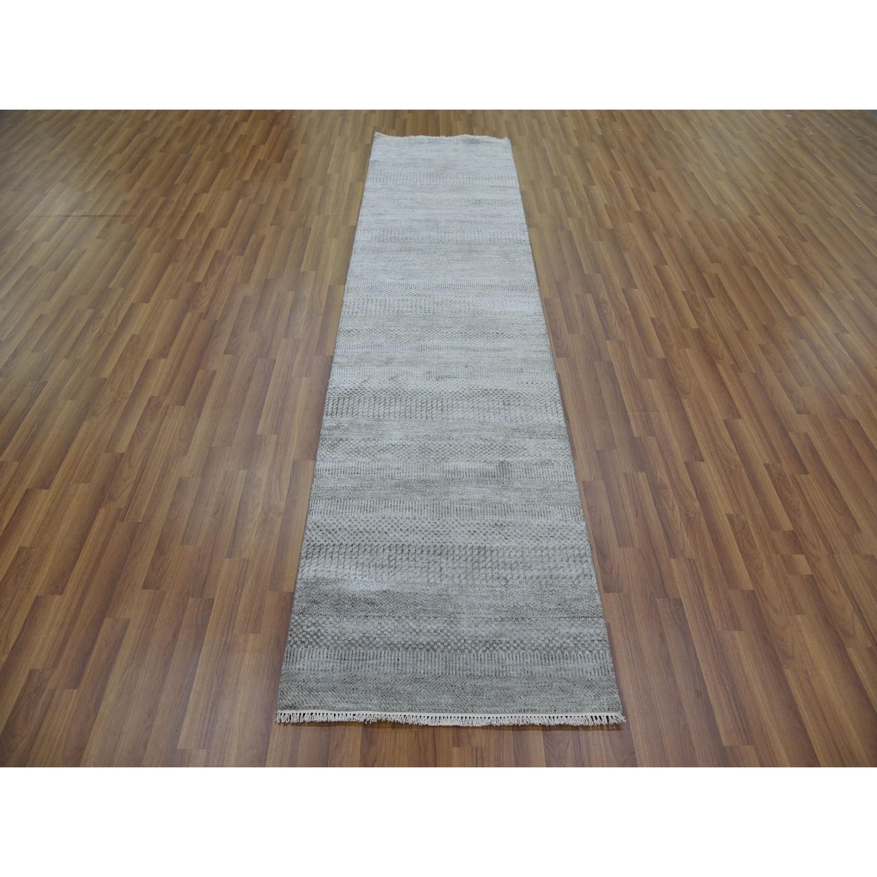 Si tratta di un autentico esemplare unico di tappeto orientale grigio, in lana e seta, annodato a mano, dal design moderno a erba Gabbeh, densamente intrecciato. È stato annodato per mesi e mesi con tecniche di tessitura secolari da esperti