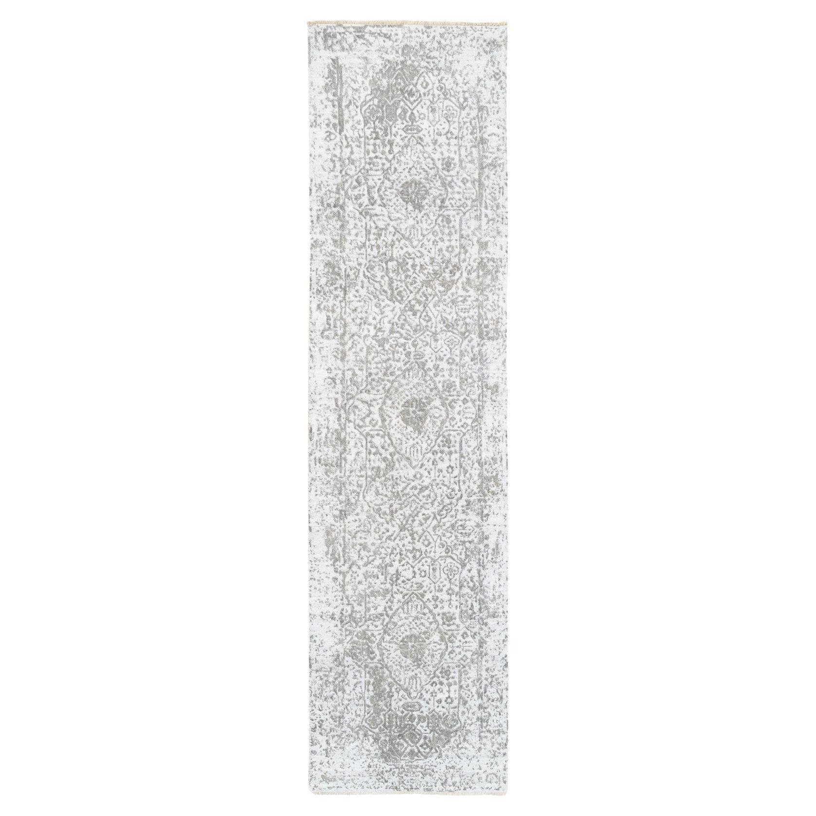 2'7"x10' Grauer handgeknüpfter Teppich aus Wolle und reiner Seide in Broken-Persischem Design