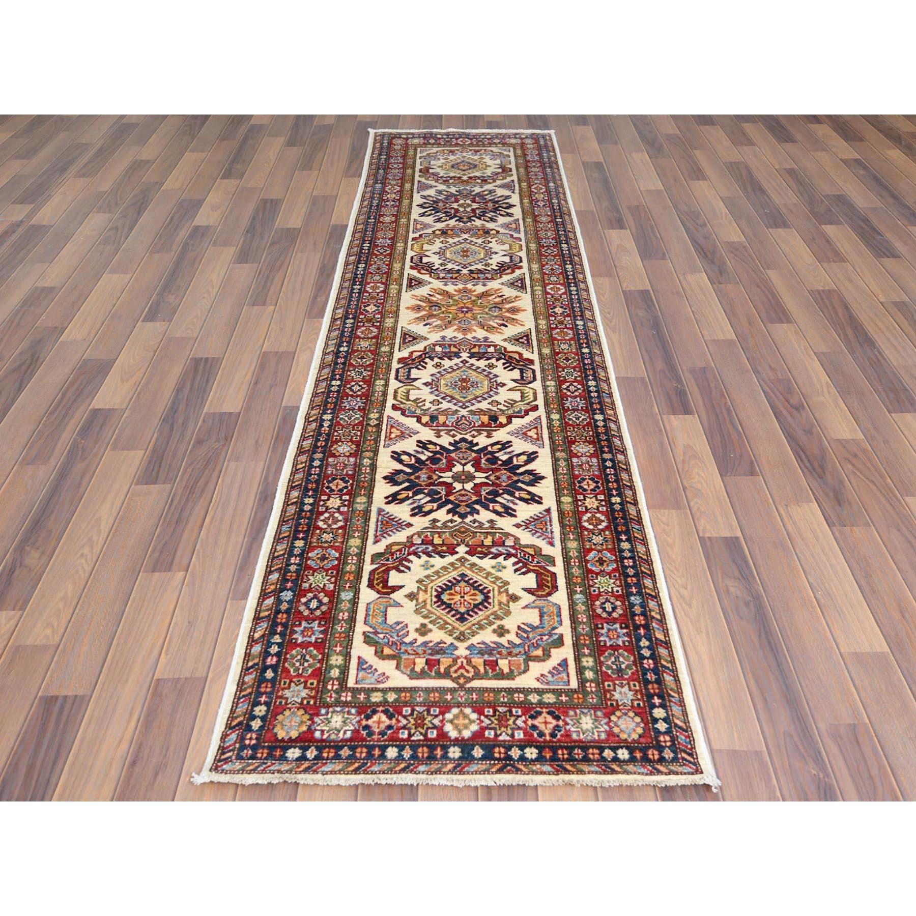 Dies ist eine wirklich echte one-of-a-kind Elfenbein afghanischen Super Kazak in einem bunten Muster glänzende Wolle handgeknüpft orientalischen Läufer Teppich. Es wurde monatelang von erfahrenen Kunsthandwerkern in jahrhundertealten Webtechniken