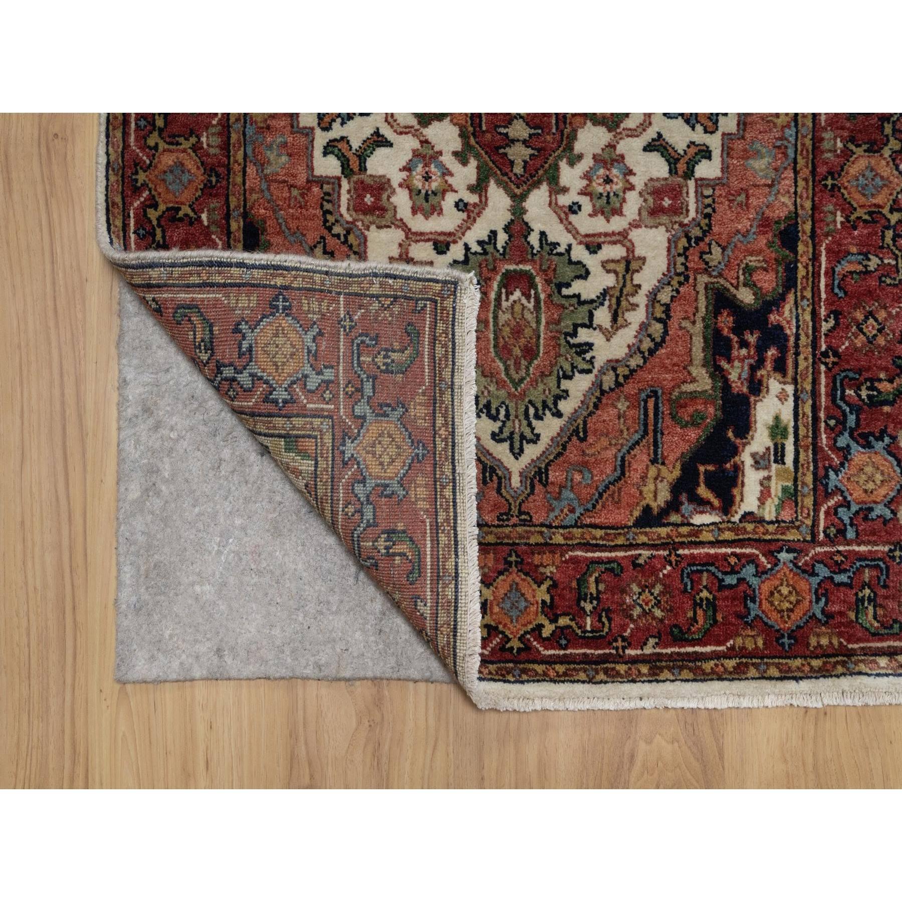 Bianco lino, Annodato a mano, Ricreazione Heriz anticato, Design/One a medaglioni, Lana della Nuova Zelanda filata a mano, Pile morbido, Tinture vegetali, Runner, Tappeto orientale
Materiali primari: Lana
Lattice: No Pile 
altezza: 0,25